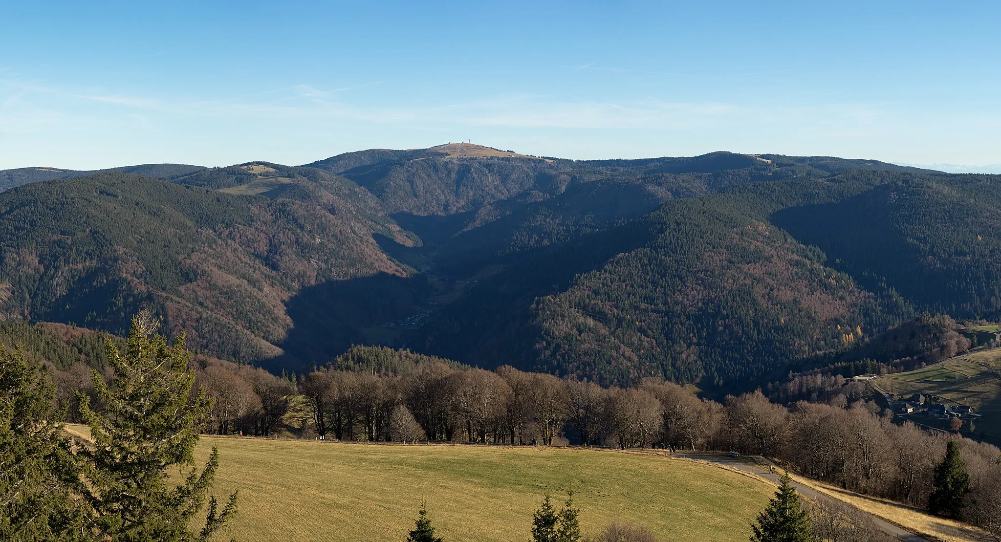 Photo showing: View from the Eugen-Keidel-Tower on the Schauinsland to the Feldberg