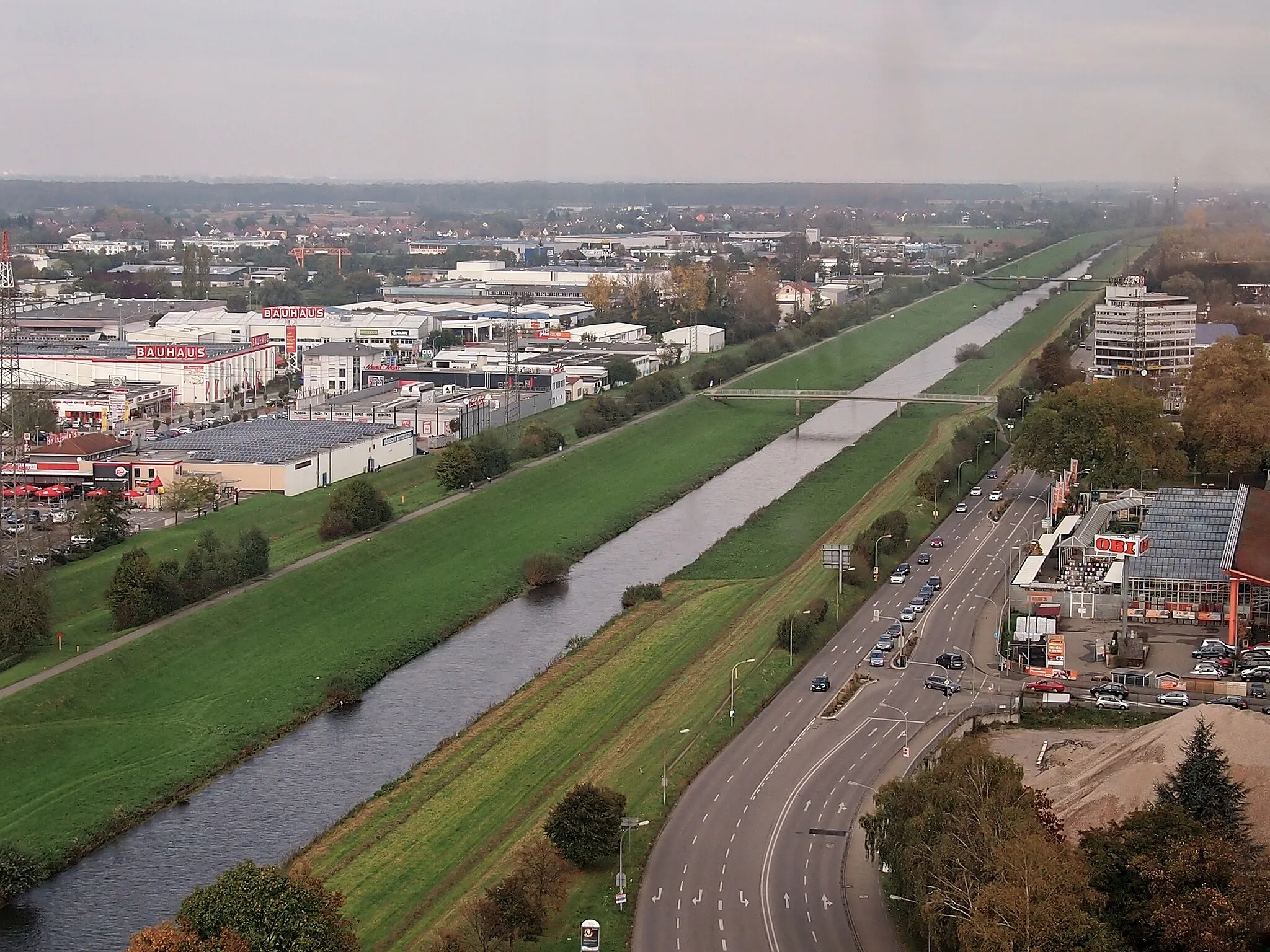 Photo showing: Blick vom Burda-Hochhaus auf die Freiburger Straße und das Industriegebiet West