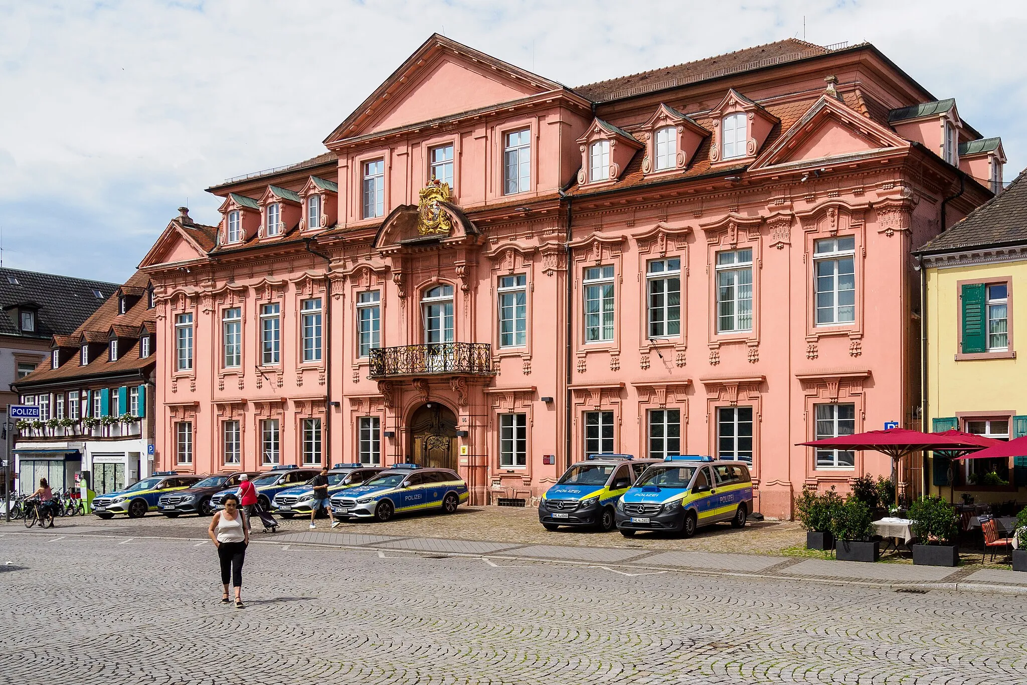 Photo showing: Polizeirevier Offenburg im ehemaligen Königshof (Landvogtei), erbaut 1714-17 nach den Plänen von Michael Ludwig Rohrer und zwischen 1756-58 neu gestalteter Fassade.
