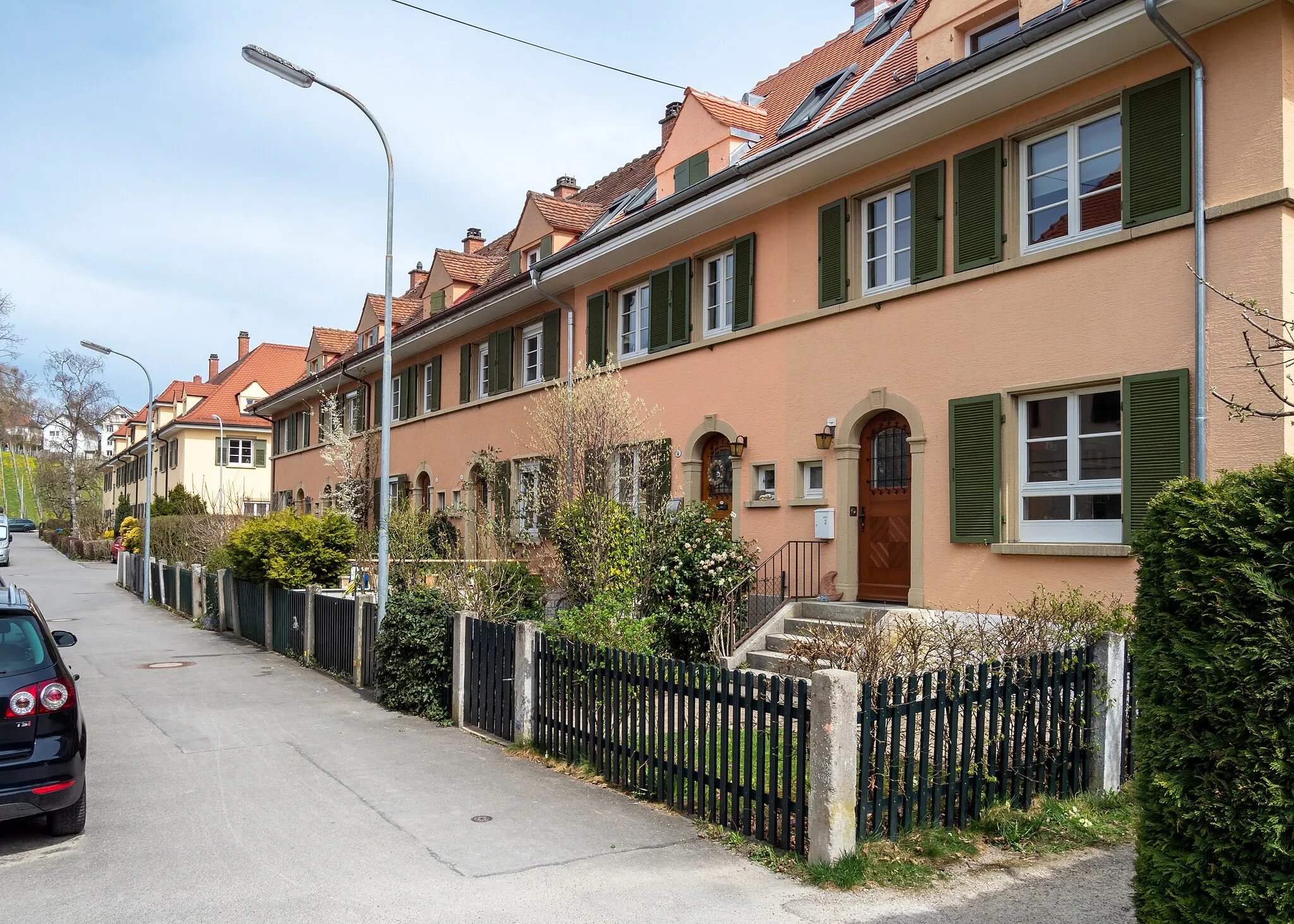 Photo showing: Konstanz: In den Jahren 1921 -23 hat der Spar- und Bauverein Konstanz die Sierenmoos-Siedlung erstellt, zu der auch diese Reihenhäuser am Birkenweg gehören.