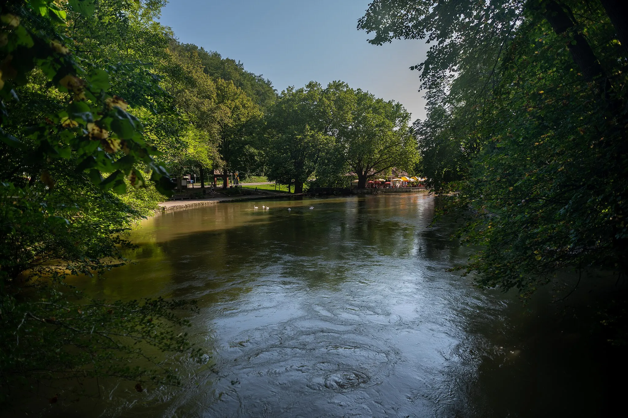 Photo showing: Blick in den Aachtopf bei Aach im Kreis Konstanz, Deutschlands wasserreichster Quelle und Ursprung der Radolfzeller Aach