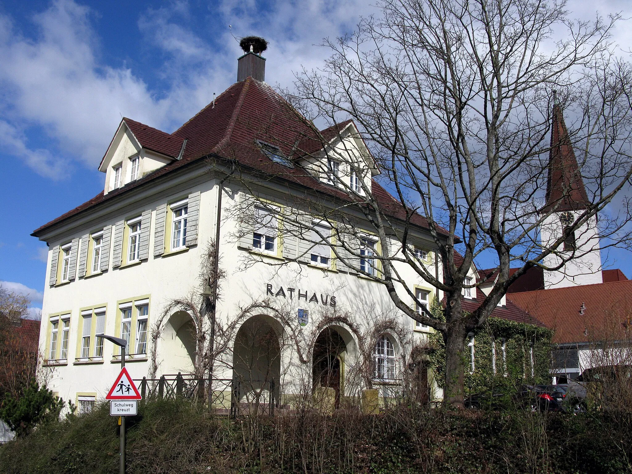 Photo showing: Rathaus von Schallstadt im Ortsteil Wolfenweiler mit Turm der Evangelischen Kirche