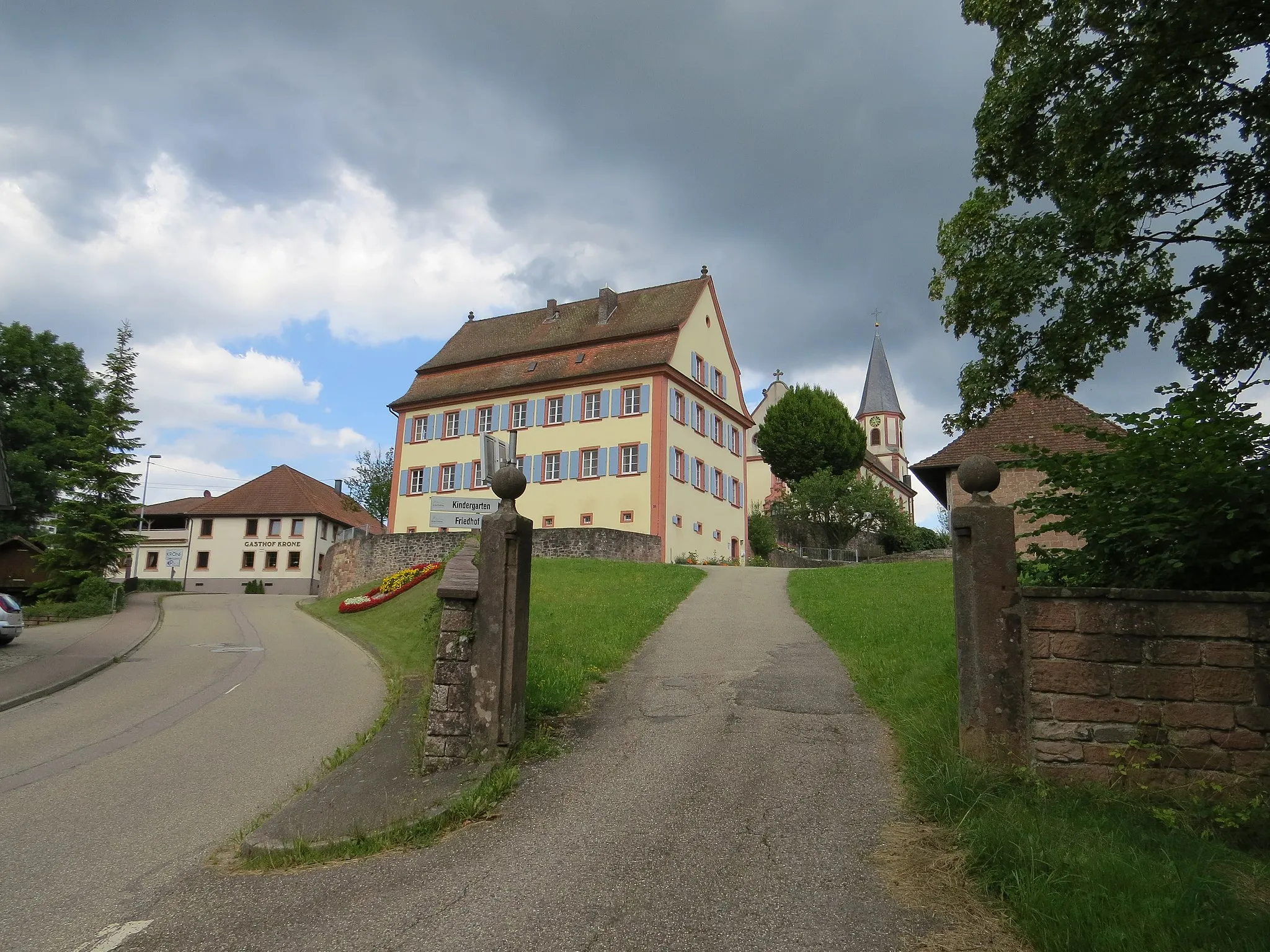 Photo showing: Pfarrhof und Kirche in Schweighausen, Schuttertal