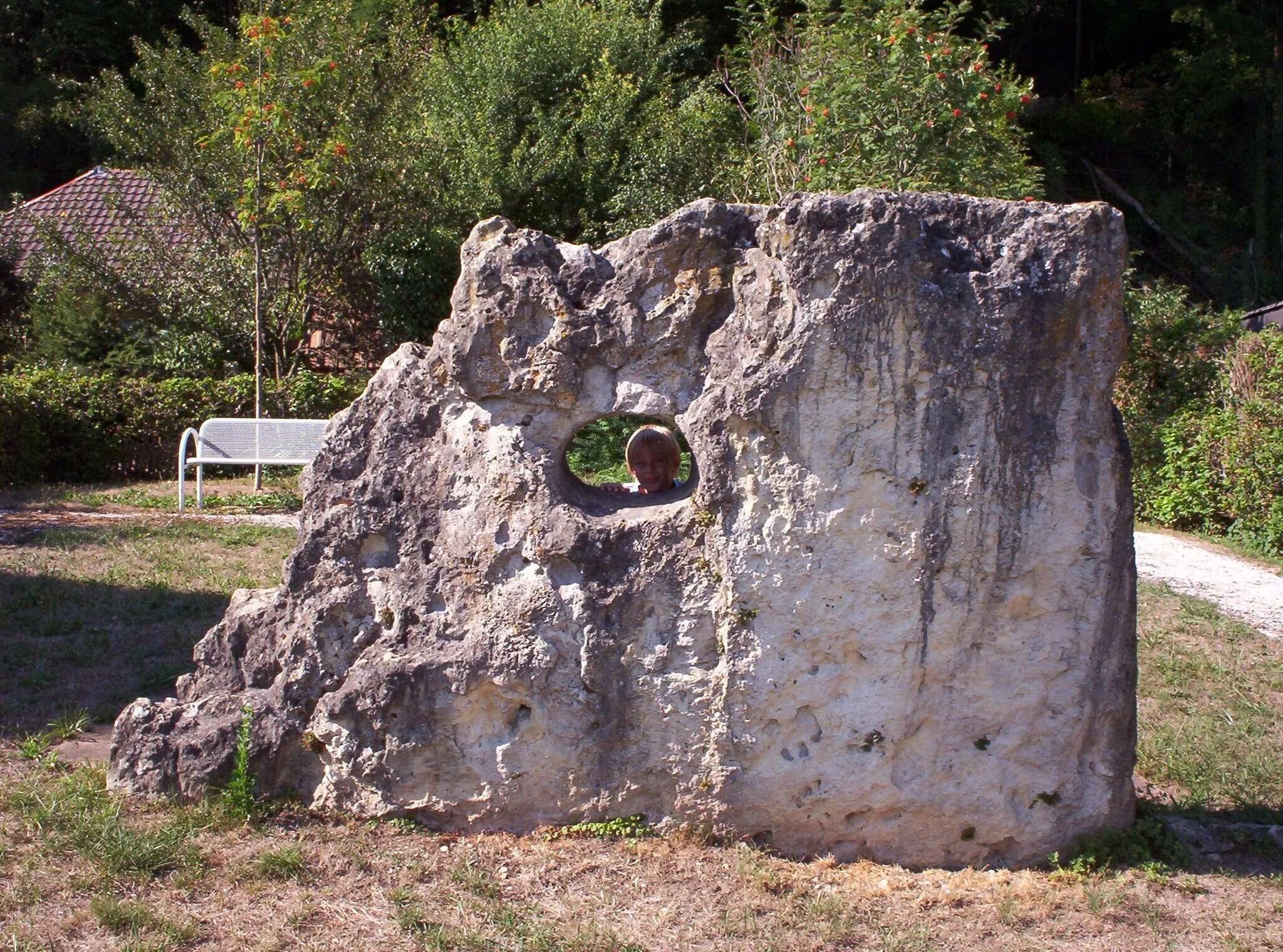 Photo showing: Eingangsstein des Megalithgrabes in Schwörstadt