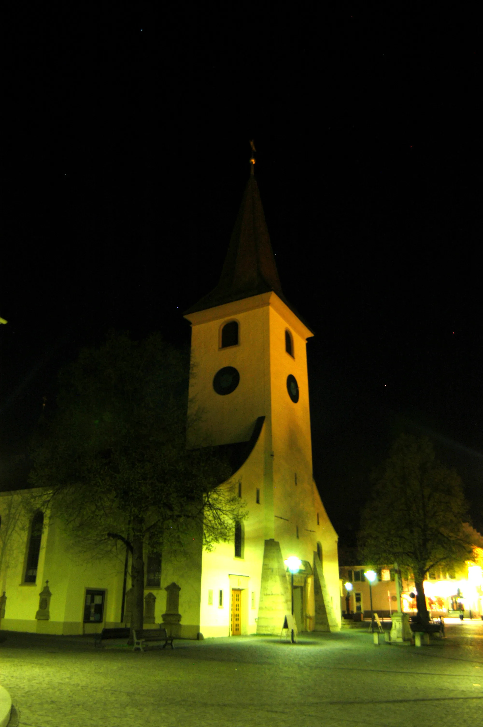 Photo showing: Sankt Albans Catholic Church on the B-3 in Bad Krozingen. Taken the night of 9 April, 2005 by James L Budlong.