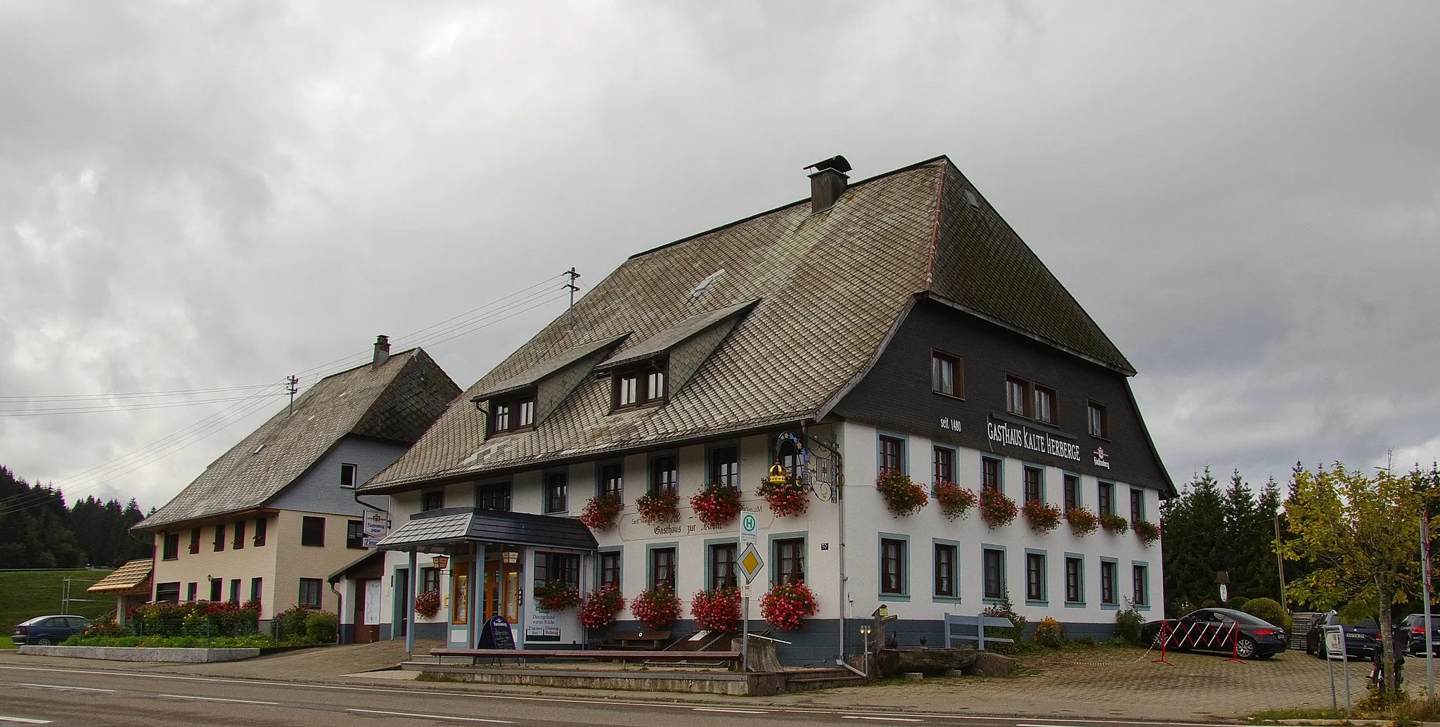 Photo showing: Das Gasthaus Kalte Herberge im Schwarzwald. Hier hängt das Wappen der Winterhalders