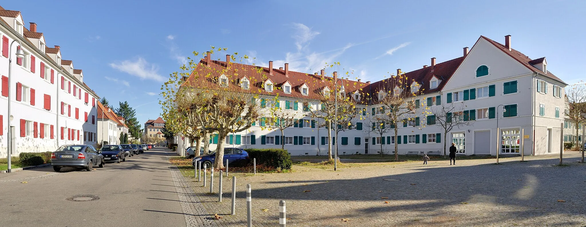 Photo showing: Weil am Rhein: Arbeiterwohnungen am Marktplatz (Ecke Gartenstraße/ Marktstraße), am Ende der Gartenstraße erkennt man das Gebäude der Leopoldsschule