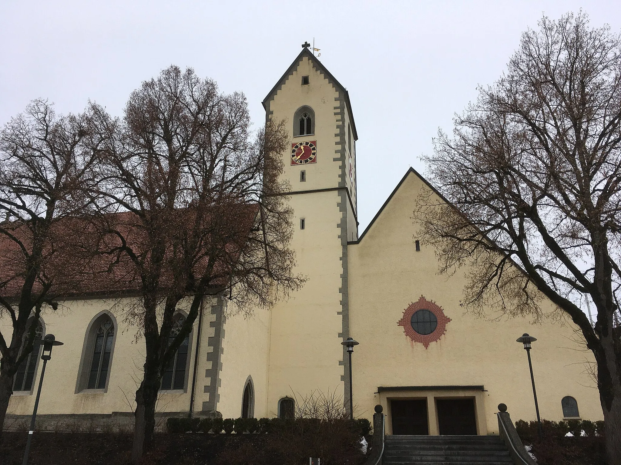 Photo showing: Außenansicht der Kirche St. Ulrich, rechts neben dem Turm ist deutlich das neu angebaute Kirchenschiff aus dem Jahre 1937 zu sehen.