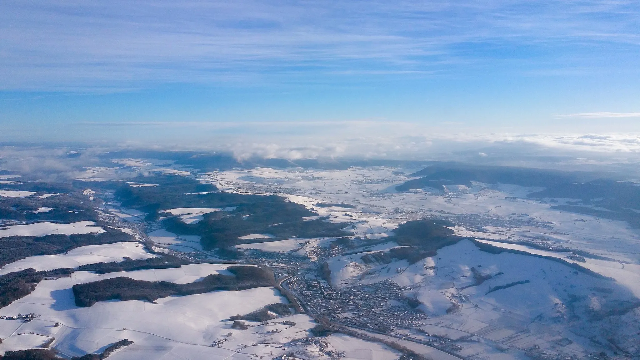 Photo showing: Germany, Baden-Württemberg, approach into ZRH across the Southern part of Black Forest. ACHTUNG: Entgegen der Bildbenennung handelt es sich hier um Wutöschingen und im Hintergrund die Klettgau-Ebene.