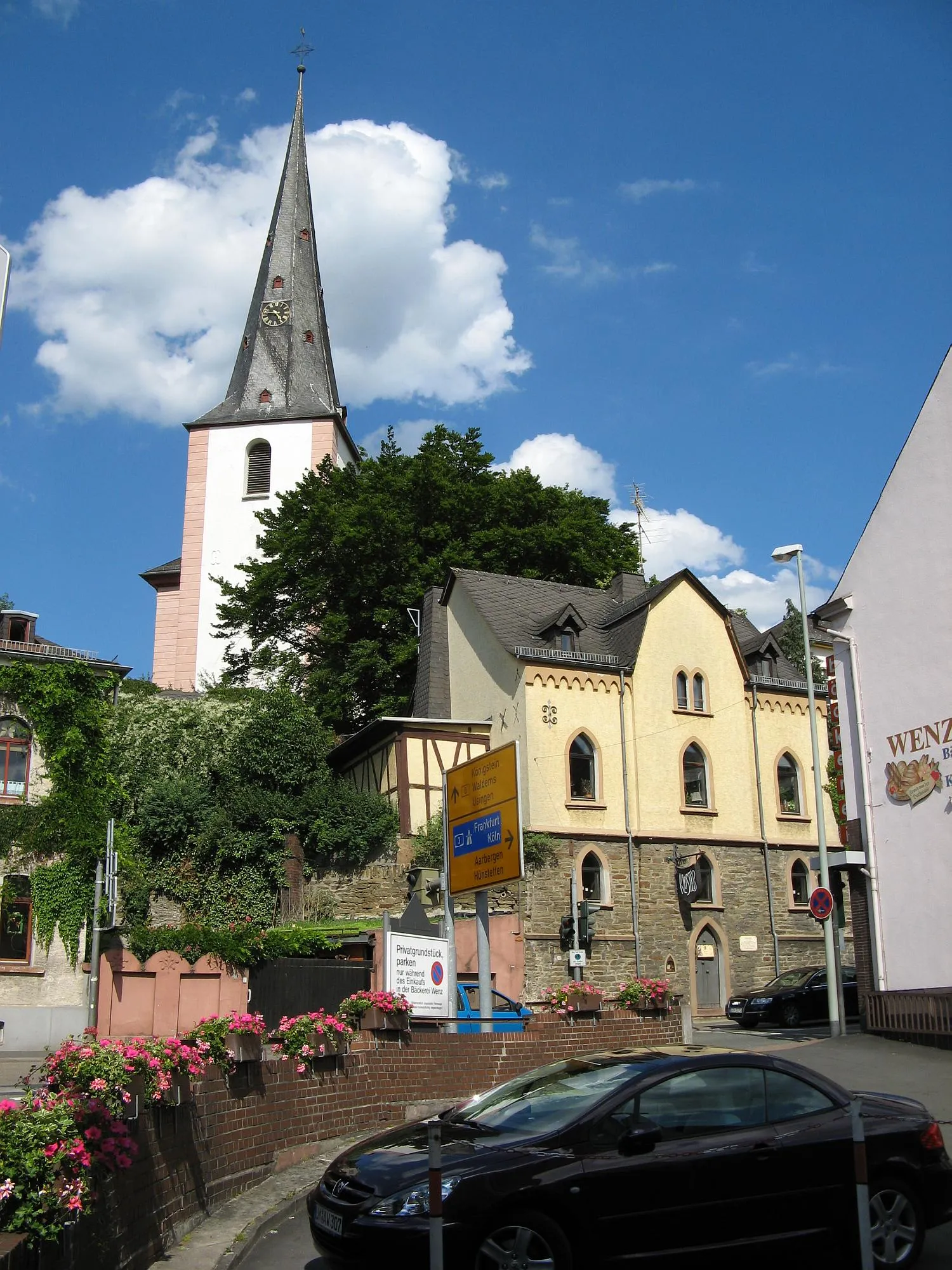 Photo showing: Im Vordergrund das Bad Camberger Klösterchen der Dernbacher Schwestern, im Hintergrund der Turm der katholischen Pfarrkirche St. Peter und Paul