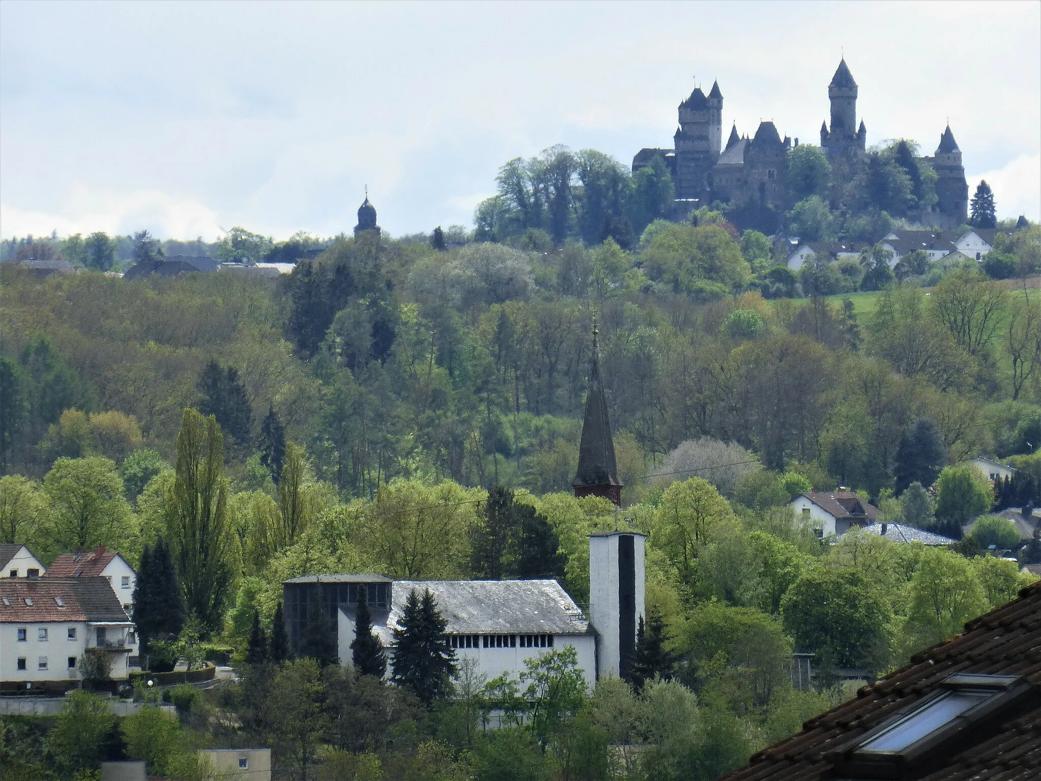 Photo showing: The catholic and the protestant church of Burgsolms in front of Braunfels castle