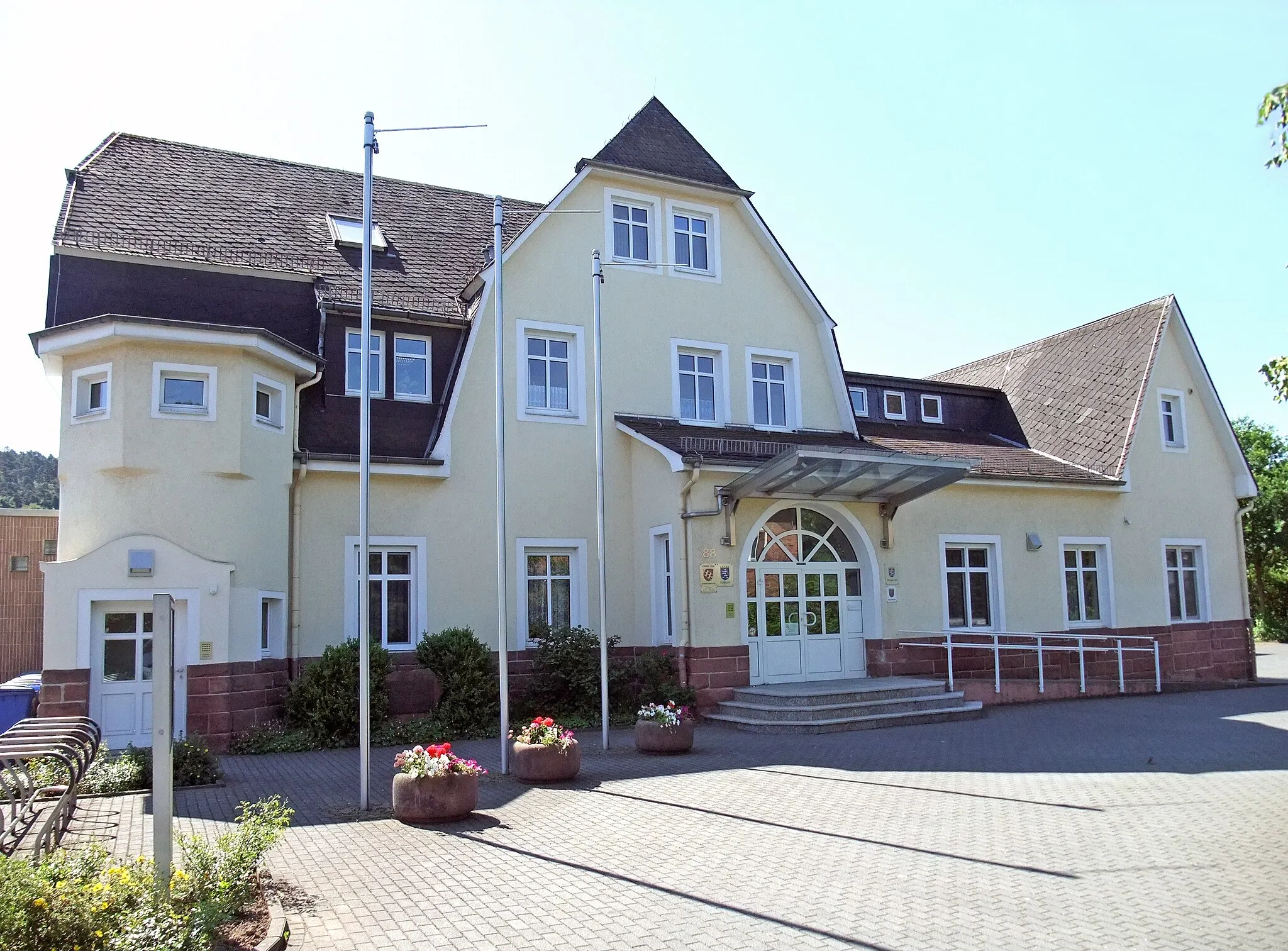 Photo showing: The railway station and town hall in Cölbe