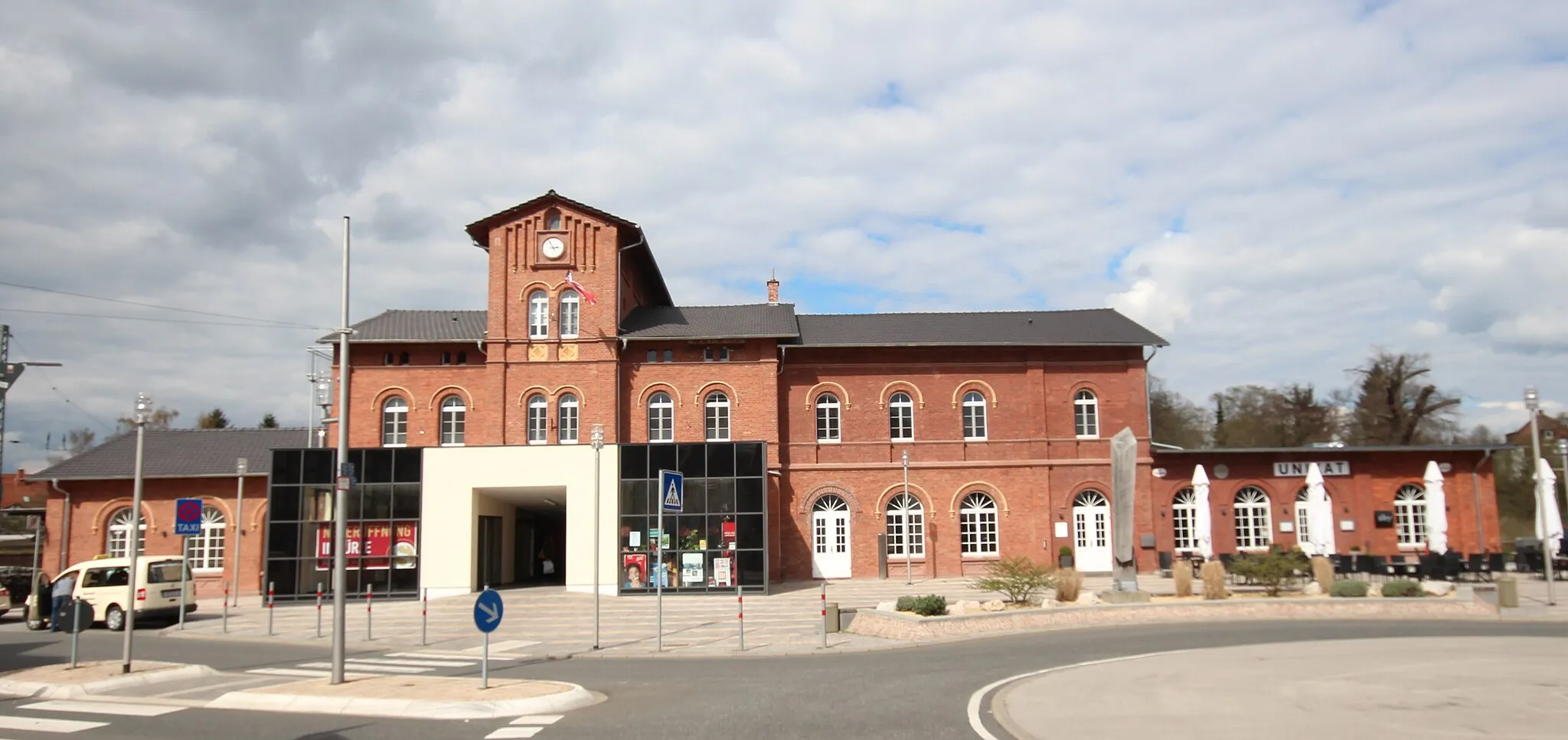 Photo showing: Empfangsgebäude des Bahnhofs Kirchhain (Bz Kassel) nach der im Dezember 2015 mit der Installation der Uhr abgeschlossenen Renovierung von der Straßenseite aus gesehen