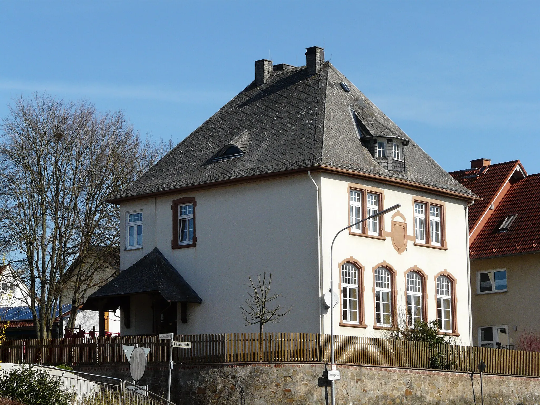 Photo showing: Ehemalige Schule in Schöffengrund-Laufdorf, Lahnstraße 1