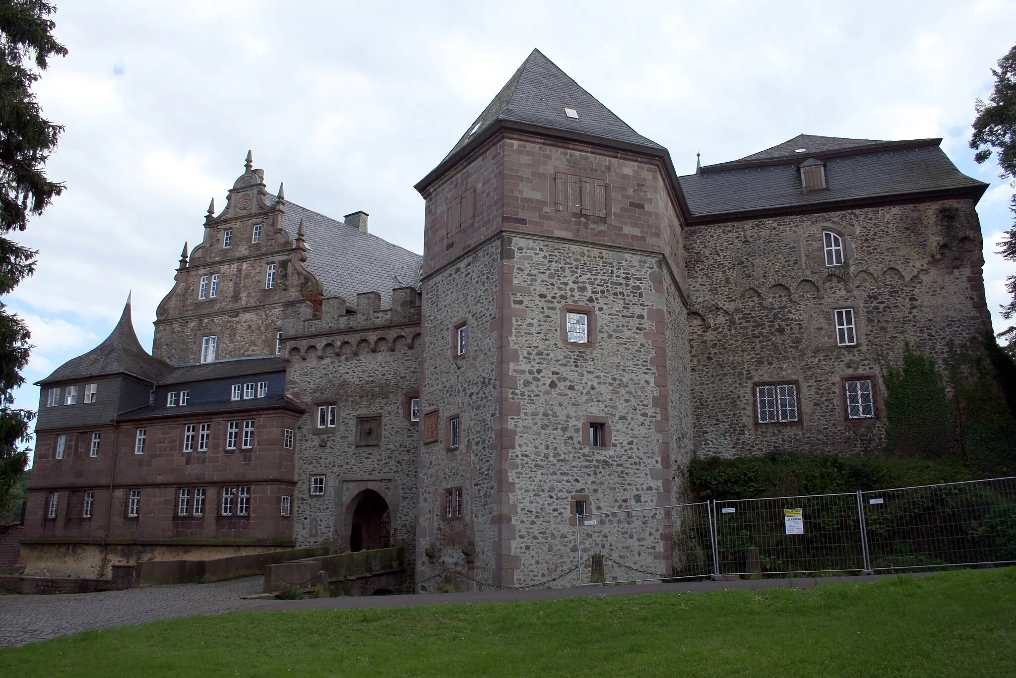 Photo showing: Schloss Eisenbach bei Lauterbach im mittelhessischen Vogelsberg: Blick auf die Kernburg mit fünfeckigem Bergfried