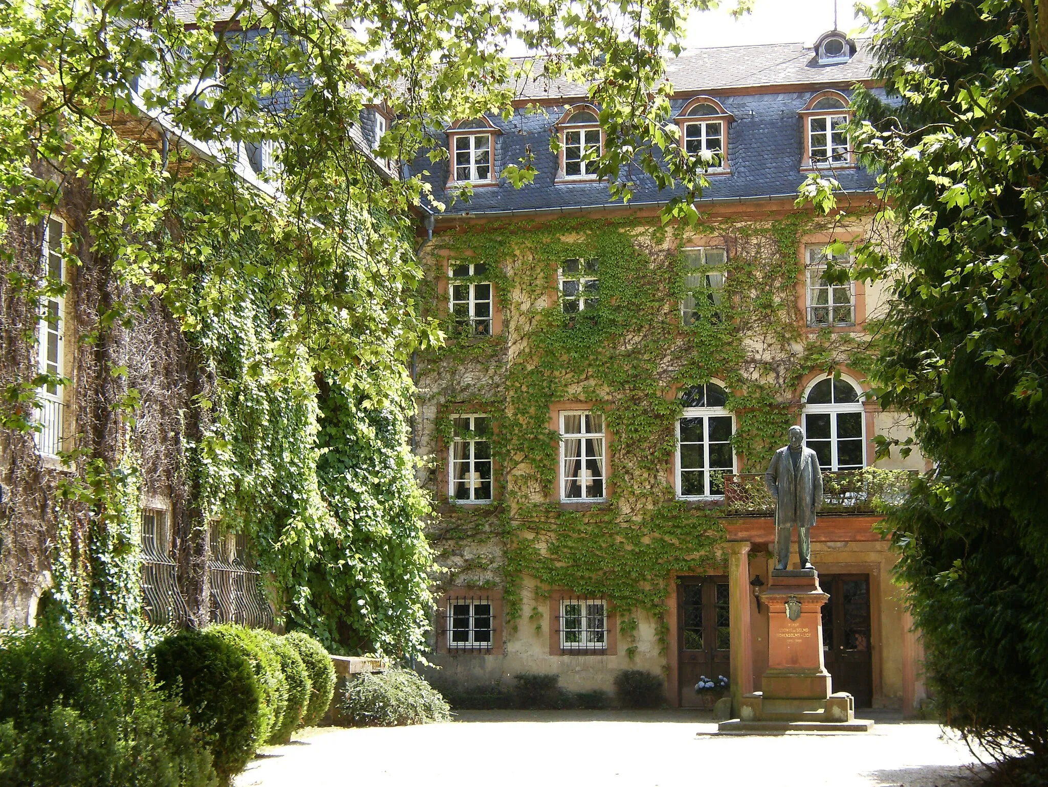 Photo showing: Lich, castle yard with Ludwig Fürst zu Solms-Hohensolms-Lich monument.