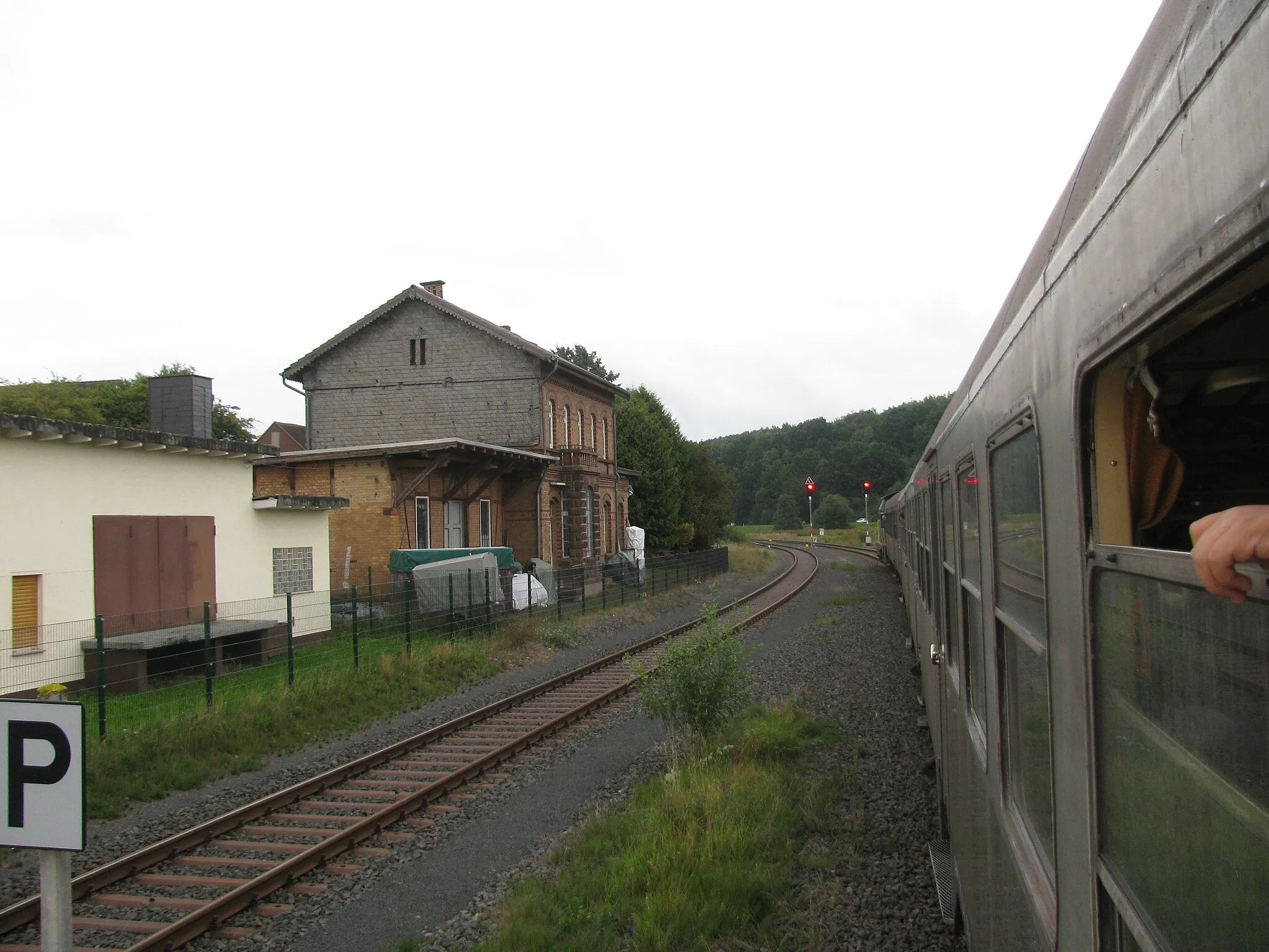 Photo showing: am Wochenende 12./13. September 2015 wurde auf der Bahnstrecke Frankenberg - Korbach anlässlich der Eröffnung der Unteren Edertalbahn ein Streckenfest gefeiert, dabei wurden viele verschiedene Lokomotiven vor zahlreichen Sonderzügen eingesetzt, einige Züge fuhren auch nach Marburg und wendeten dort: hier hält ein Nahverkehrszug mit der Diesellok 212 376-8 im Bahnhof von Münchhausen - hier gab es noch eine Besonderheit: jetzt ist das Ausfahrsignal rot, eben war es noch grün und der Zug fuhr schon los