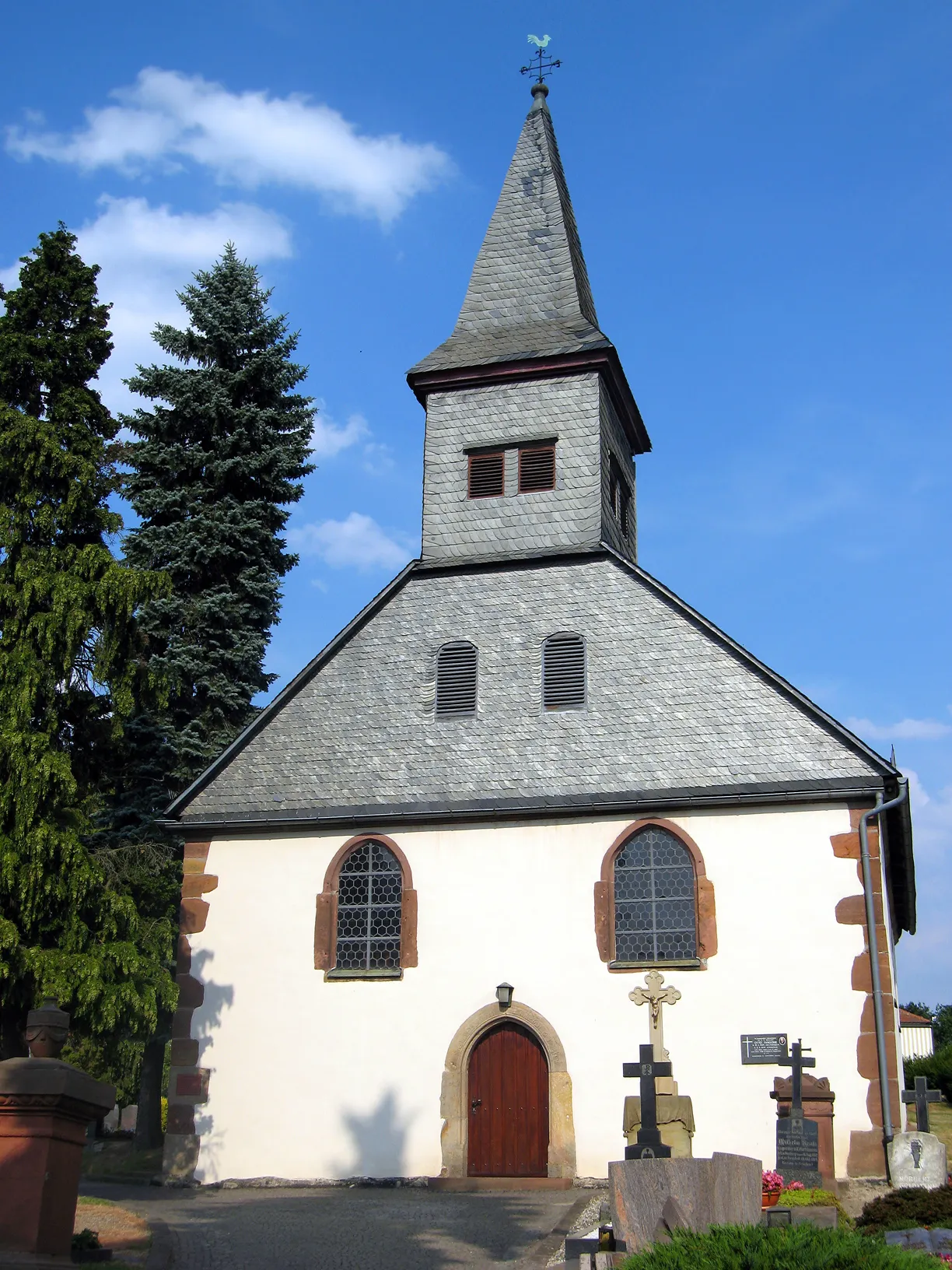 Photo showing: The cemetery chapel in Neustadt. The St Laurentius chapel is buid in 1527.