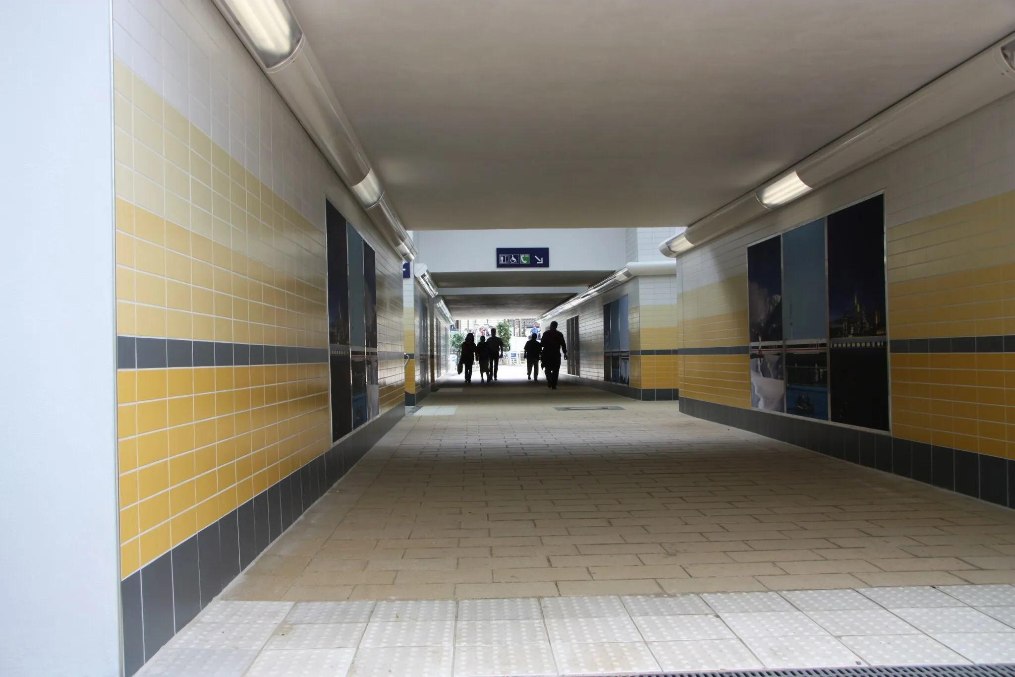 Photo showing: Bahnhof Stadtallendorf, Fußgängertunnel zu den Gleisen, gleichzeitig Verbindung von Niederkleiner Straße und Stadtmitte.