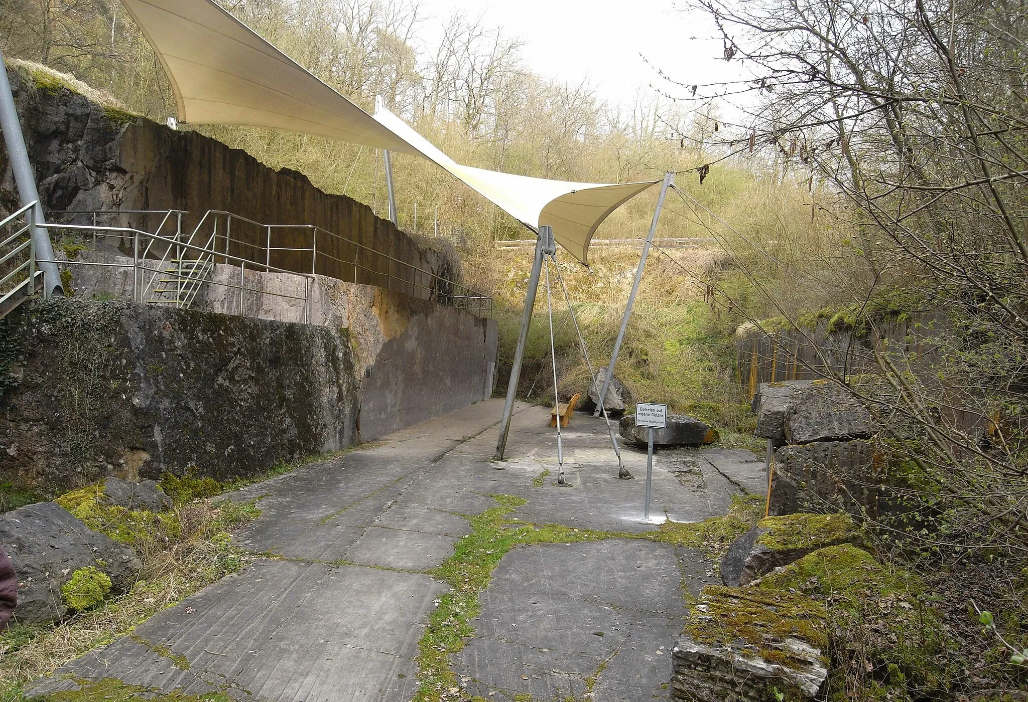 Photo showing: Limestone quarry “Unica”, town of Villmar, Hesse, Germany. Here the so-called “River Lahn Marble” has been quarried.