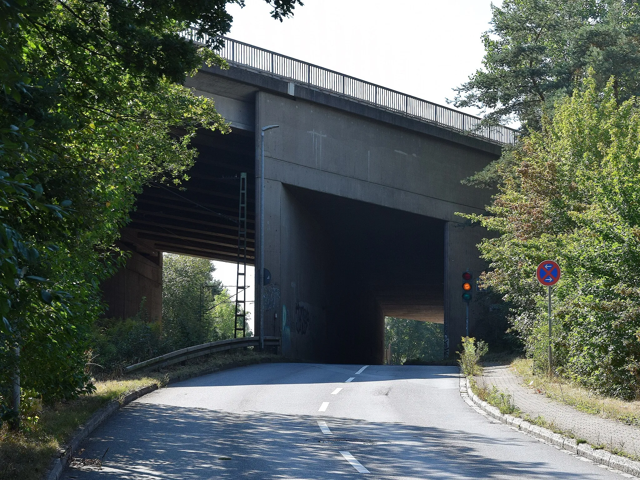 Photo showing: Überführung der Stadtautobahn (B3) über die Afföllerstraße und die Bahngleise in Wehrda (Marburg)