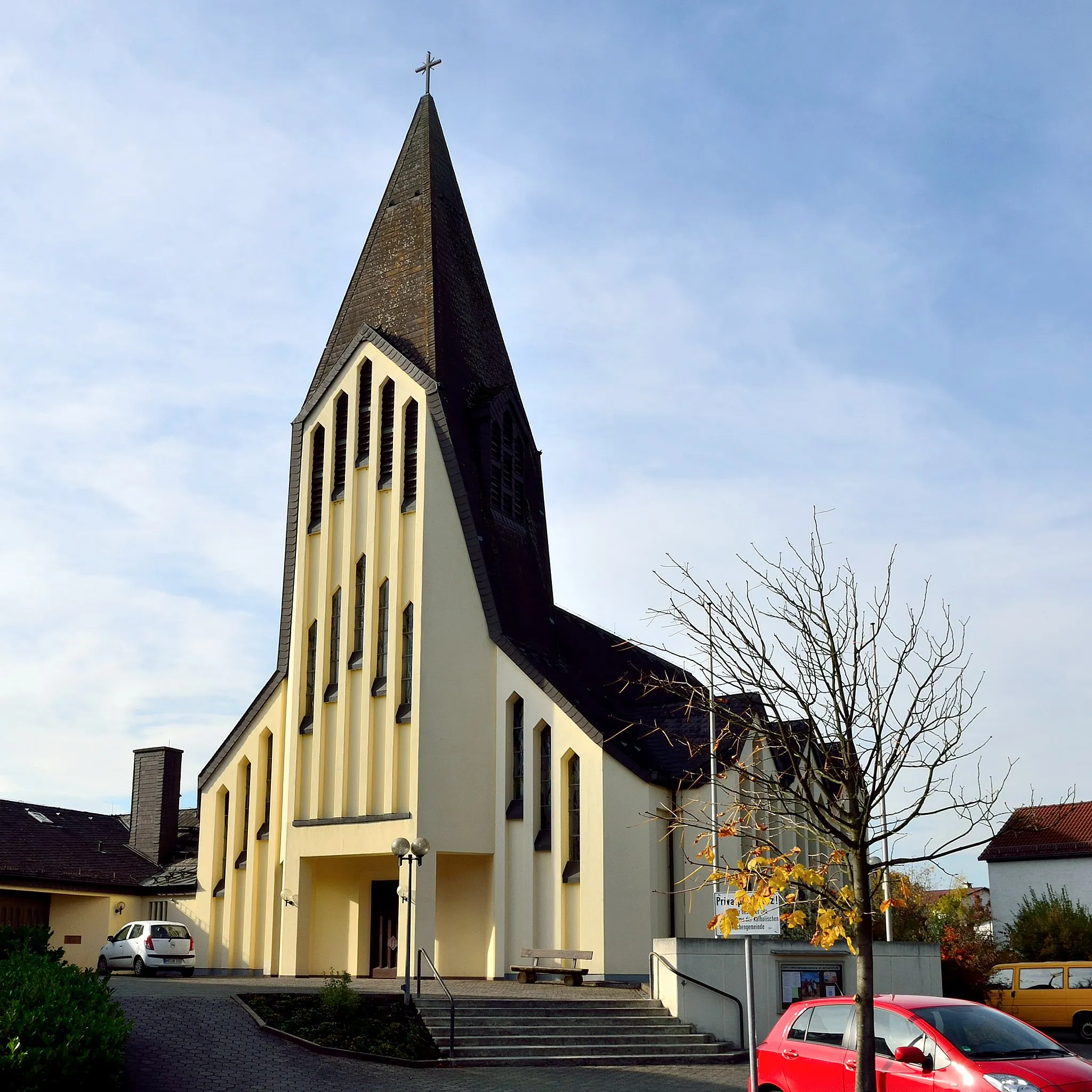 Photo showing: Die kath. Bonifatiuskirche in der Frankenberger Straße in Wetter (Hessen)