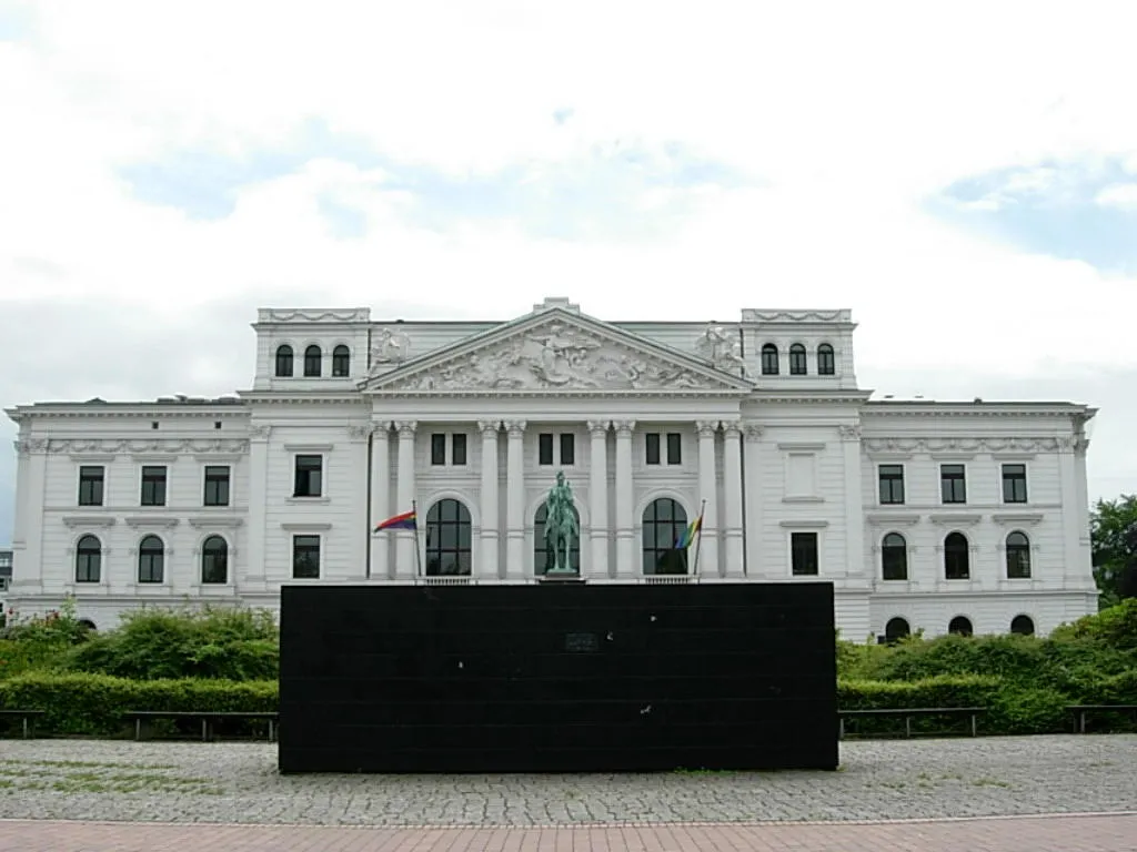 Photo showing: Sol Lewitt, Black Form Dedicated to the Missing Jews, Altona Rathaus, Hamburg/ Germany.