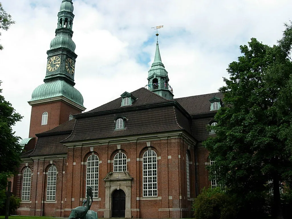 Photo showing: Die Hauptkirche St. Trinitatis in Altona-Altstadt wurde 1742/43 von Cai Dose erbaut. Der Turm stammt von der Vorgängerkirche aus dem 17. Jahrhundert. Nach Zerstörungen im Zweiten Weltkrieg wurde sie von 1954 bis 1969 durch Friedhelm Grundmann und Horst Sandtmann wieder aufgebaut. Von der ehemals reichen Innenausstattung sind lediglich ein Pastorenbild von 1654 und ein Kruzifix aus dem 13. Jahrhundert erhalten.