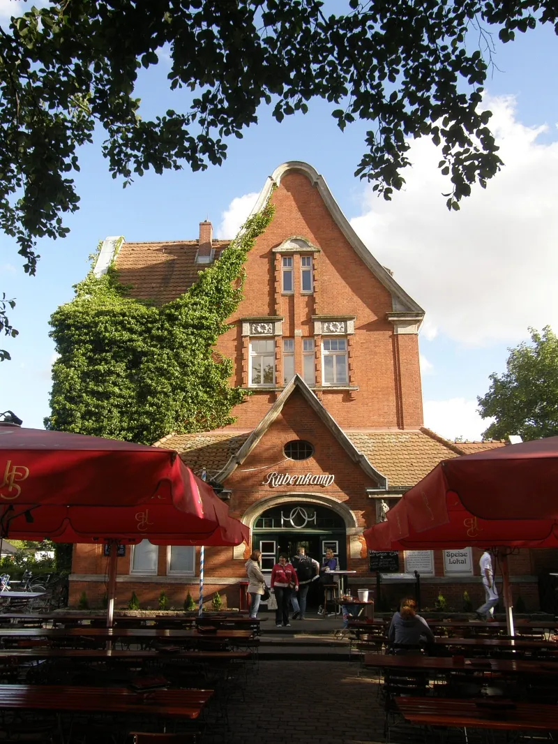 Photo showing: S-Bahnhof Rübenkamp. This is a photograph of an architectural monument. It is on the list of cultural monuments of Hamburg, no. 21266.