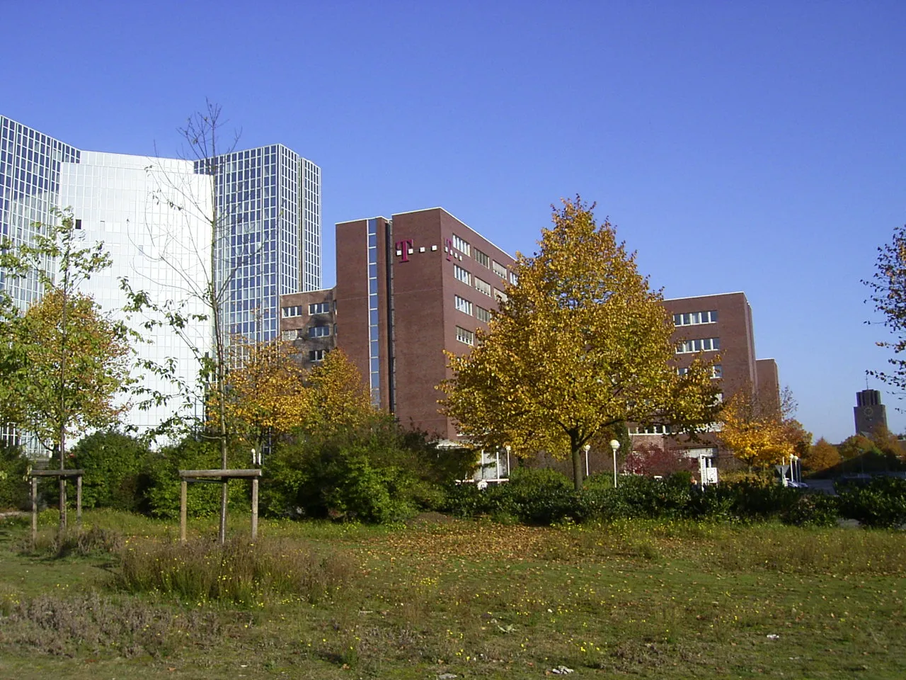 Photo showing: Alster-City auf dem Gelände der ehemaligen Gasanstalt in Hamburg-Barmbek-Süd, im Hintergrund ist die Bugenhagenkirche zu sehen.