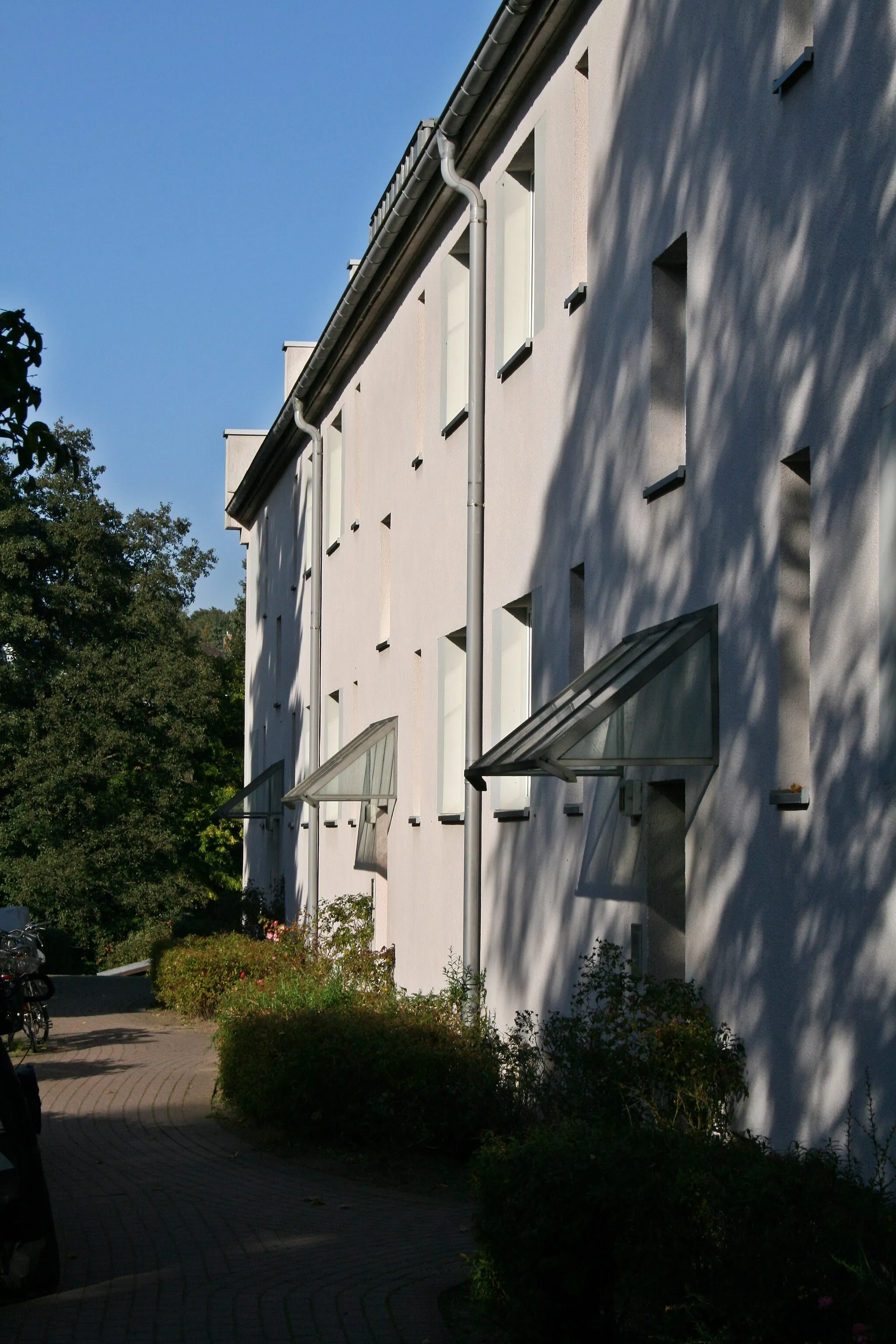 Photo showing: The buildings August-Bebel-Straße 103 and 105 in Hamburg-Bergedorf, where the victims od Nazism Claus Beeck und Margot Fischbeck lived