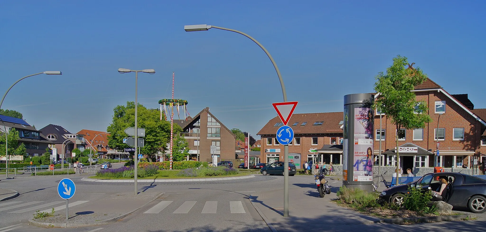 Photo showing: Hamburg (Duvenstedt), Germany: Central Roundabout