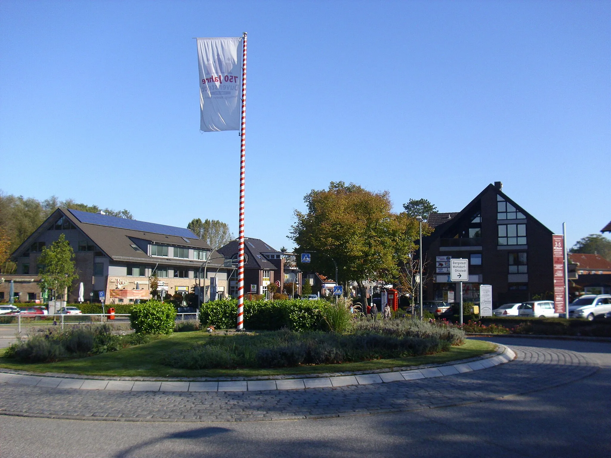 Photo showing: Der Kreisel Poppenbütteler Chaussee, Duvenstedter Damm, Lohe, Puckaffer Weg in Hamburg-Duvenstedt. Blick in Richtung Duvenstedter Damm.