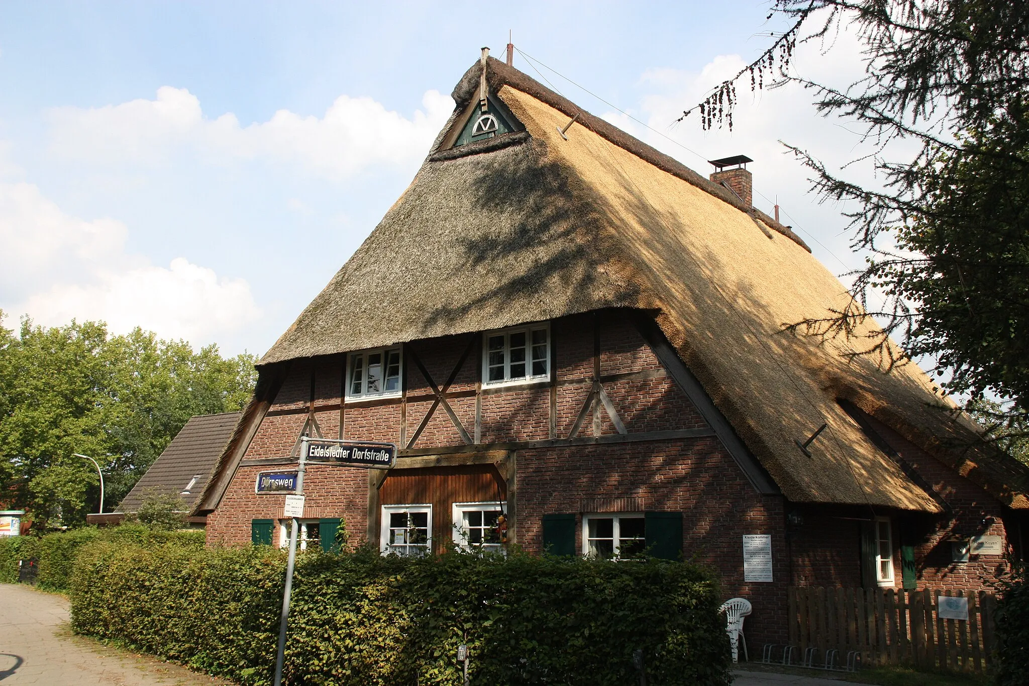 Photo showing: Thatched roof house in Hamburg-Eidelstedt