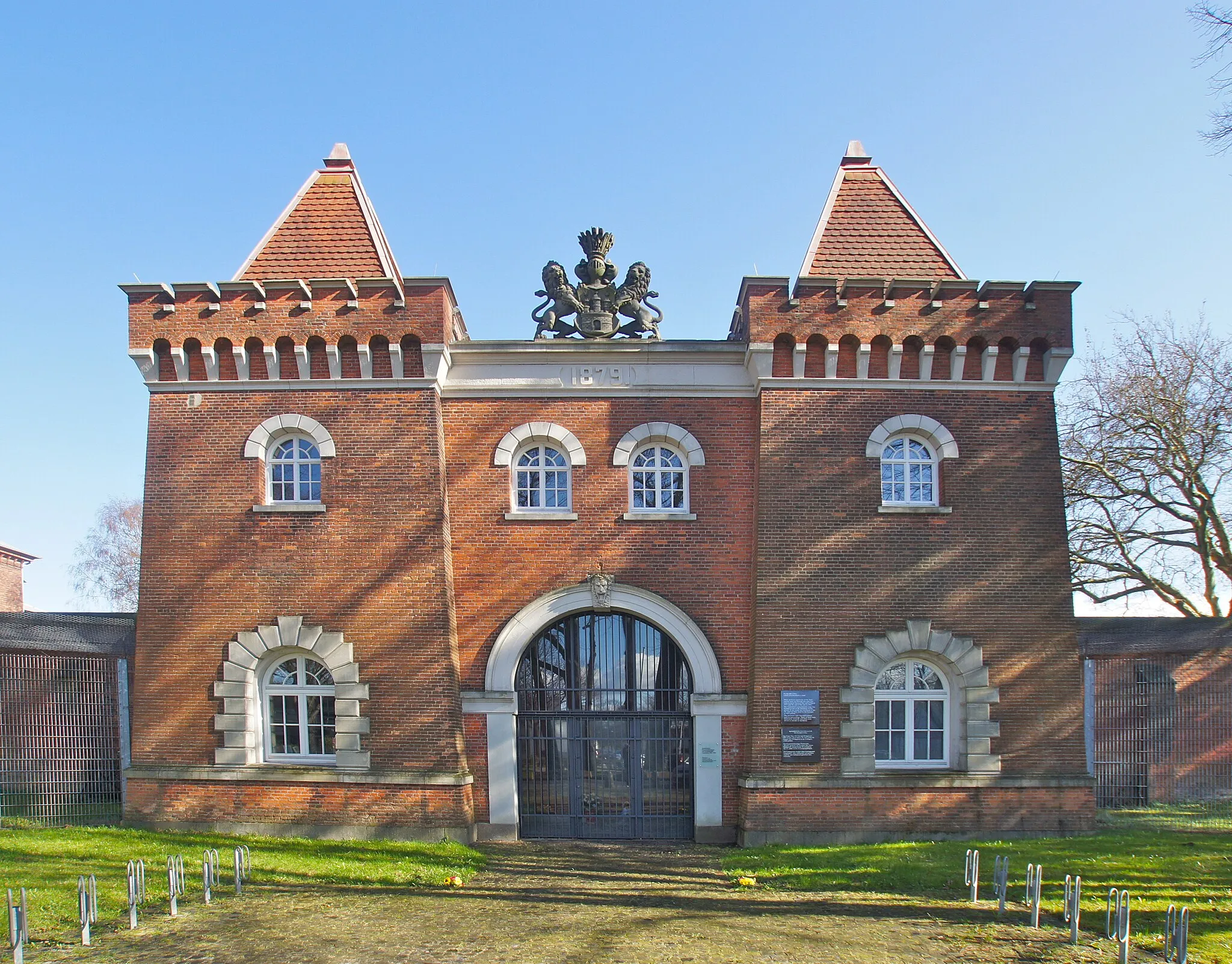 Photo showing: Hamburg (Ohlsdorf), Germany: Former head entrance of the JVA Fuhlsbüttel prison and memorial of the