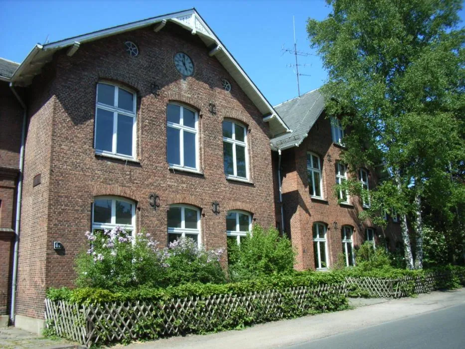 Photo showing: Das denkmalgeschützte Gebäudeensemble im Röbbek 4 bestehend aus Hauptgebäude (erbaut 1871) und Turnhalle (erbaut 1905) mit Nebenräumen (erweitert 1926). This is a photograph of an architectural monument. It is on the list of cultural monuments of Hamburg, no. 1254.