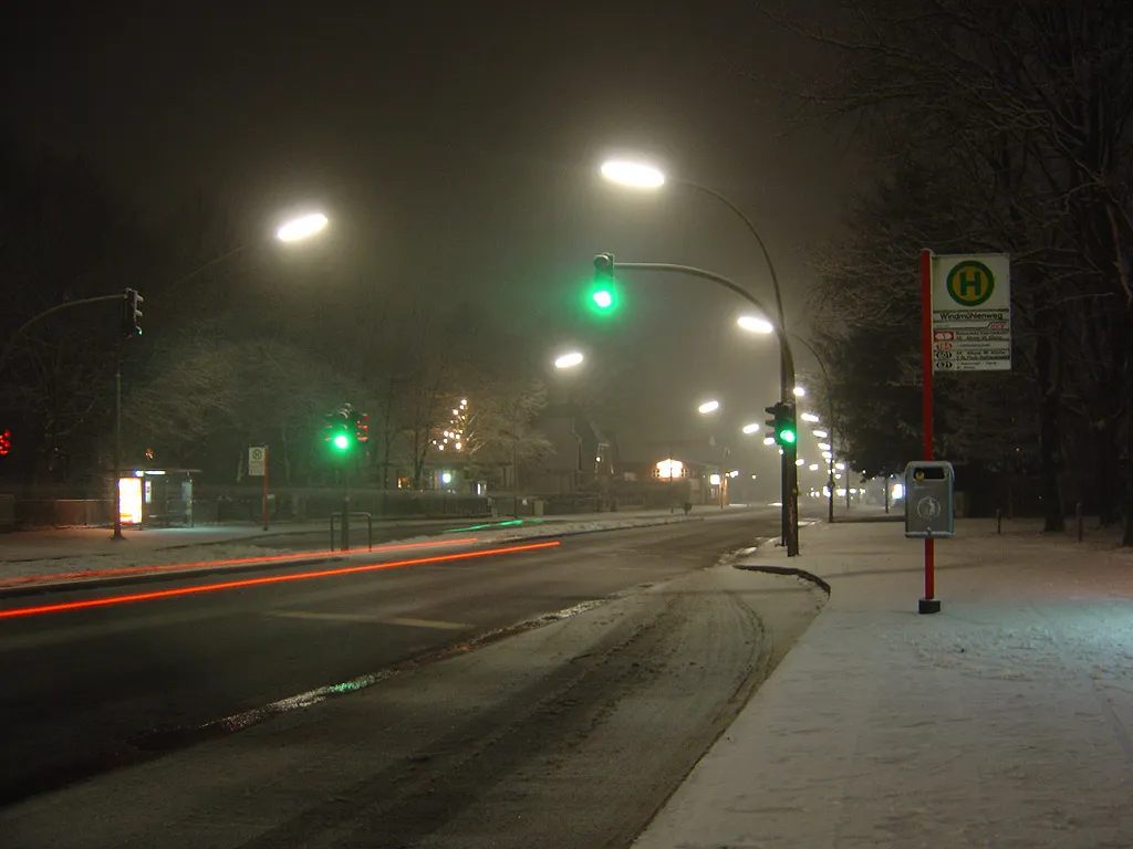 Photo showing: The german Bundesstraße 431 at Hamburg city, Gross Flottbek district, in snowy condition.