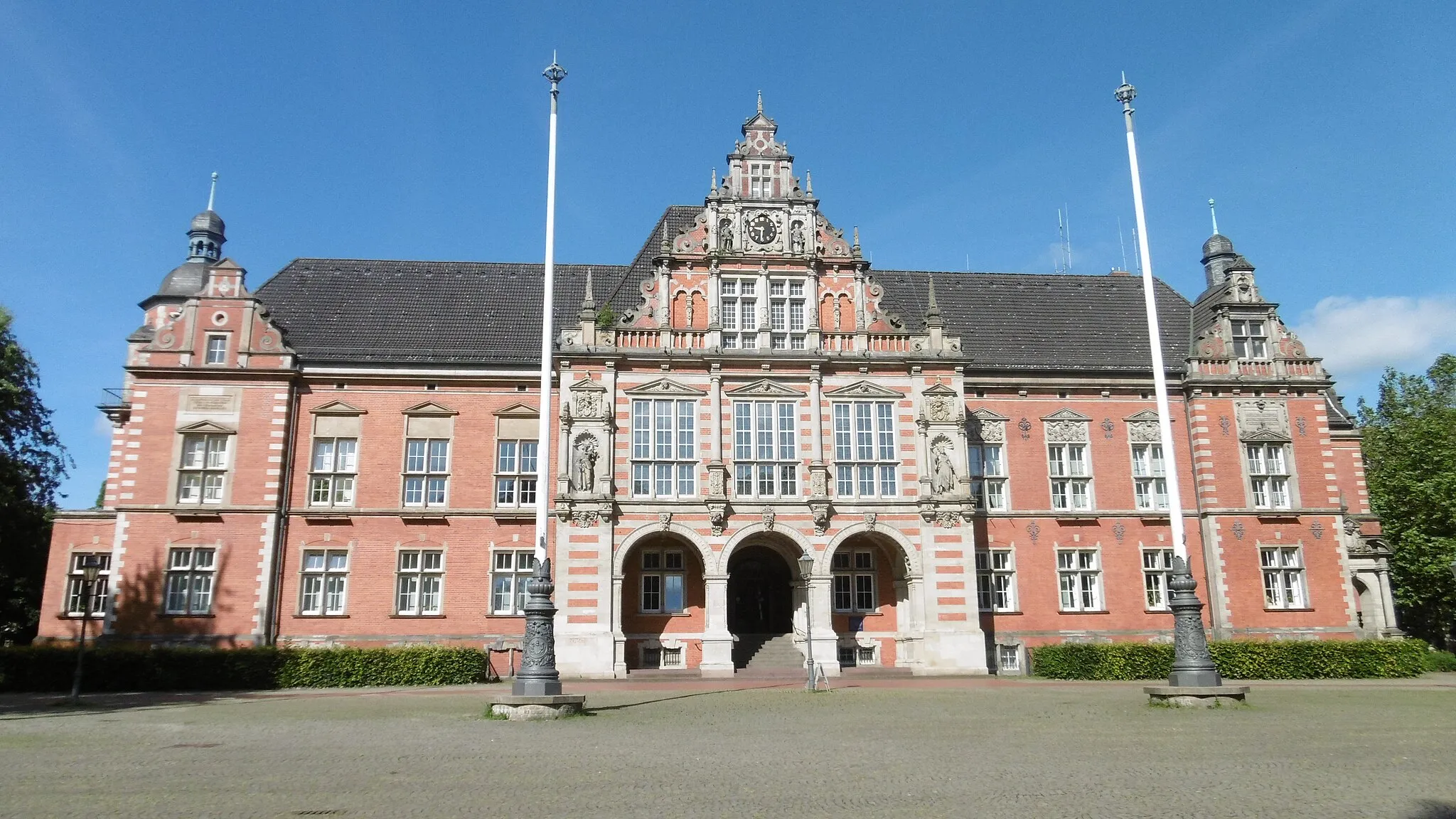 Photo showing: Dieses Foto zeigt das Harburger Rathaus bei Sonnenschein.