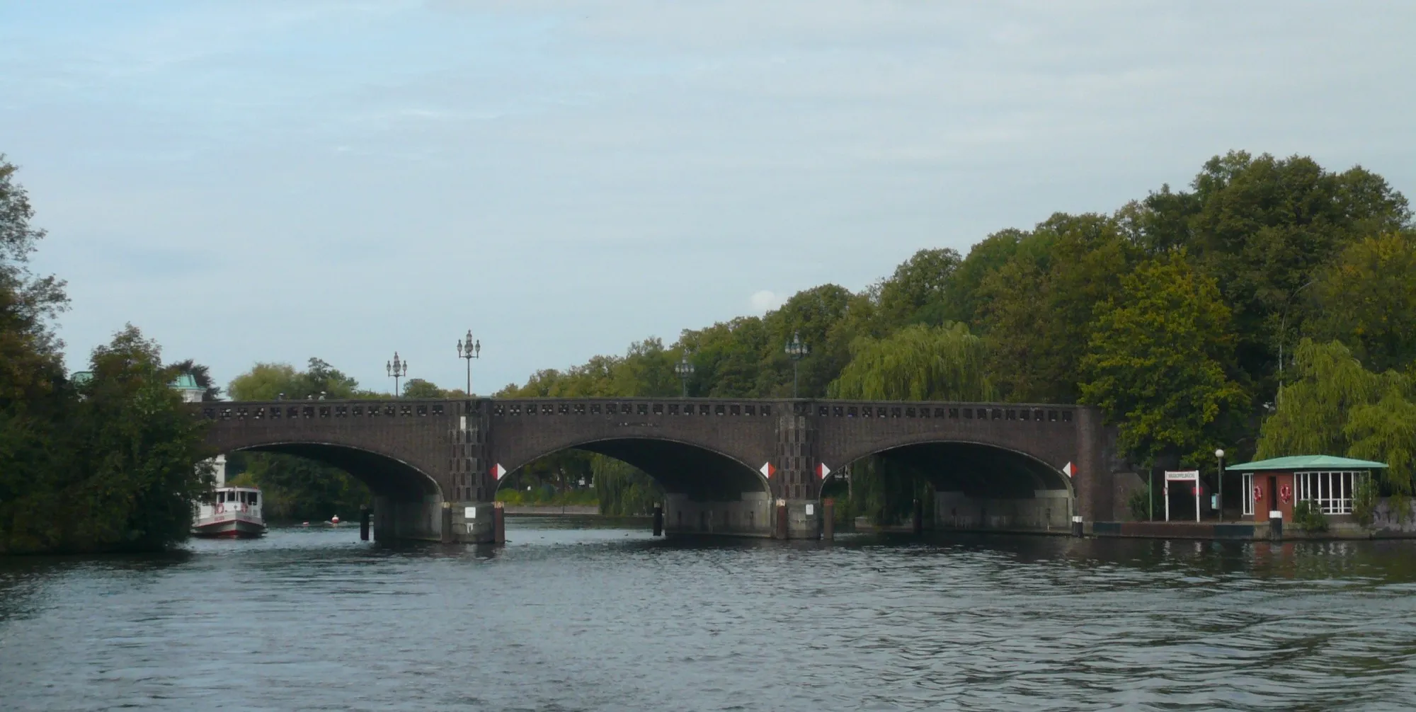 Photo showing: Die Krugkoppelbrücke (Architekt: Fritz Schumacher) bildet den nödlichen Abschluss der Außenalster