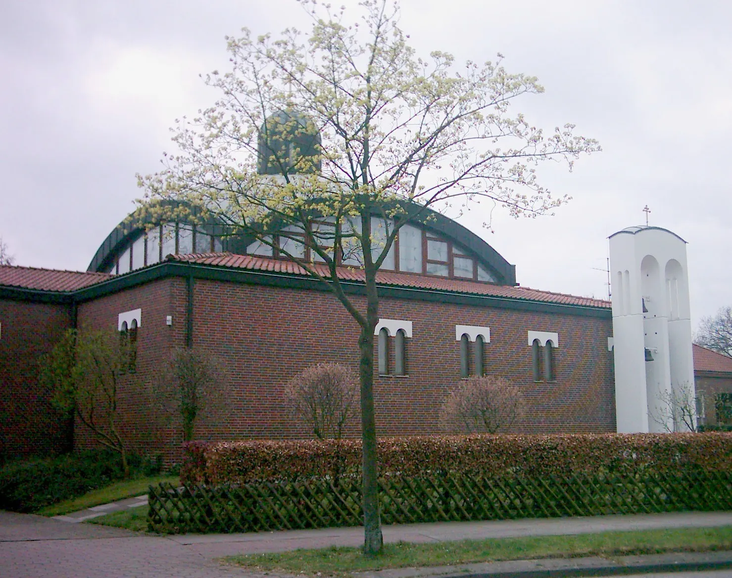 Photo showing: Die Allerheiligen-Kirche der Ukrainisch katholischen Gemeinde "Allerheiligen" in Hamburg-Hausbruch.