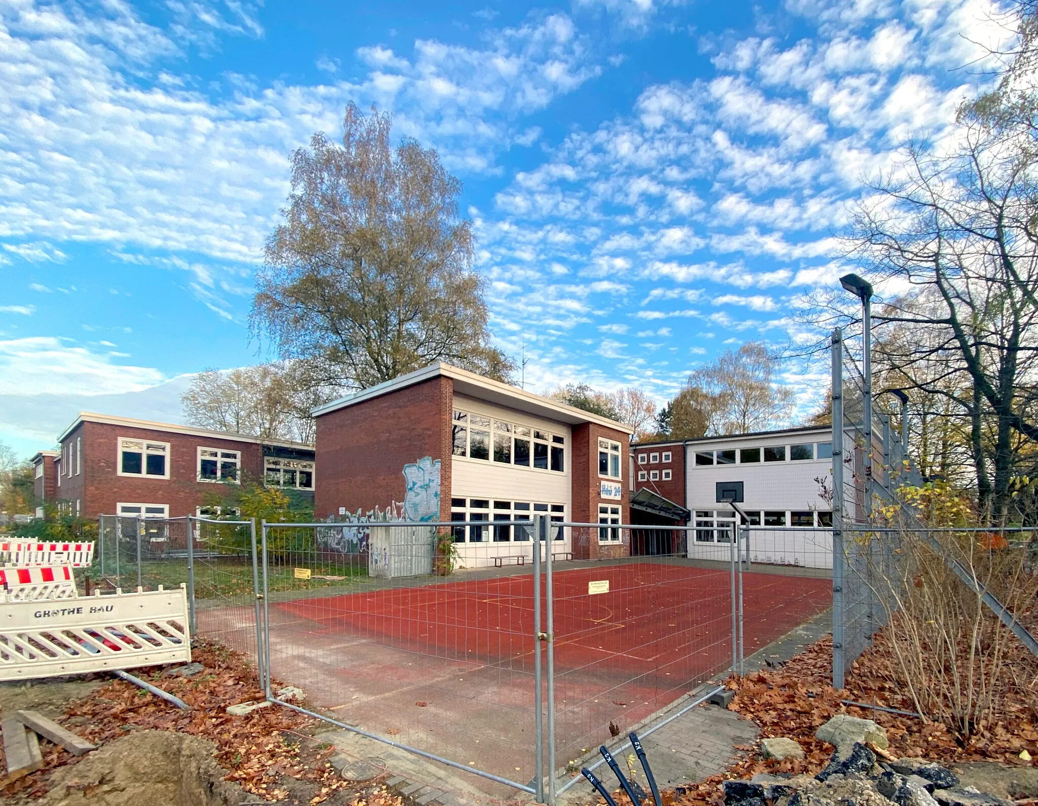 Photo showing: Schule Speckenreye in Hamburg-Horn. Das Gebäude rechts wird als Jugendzentrum (Haus der Jugend Manshardtstrasse, “HdJ 24”) genutzt.