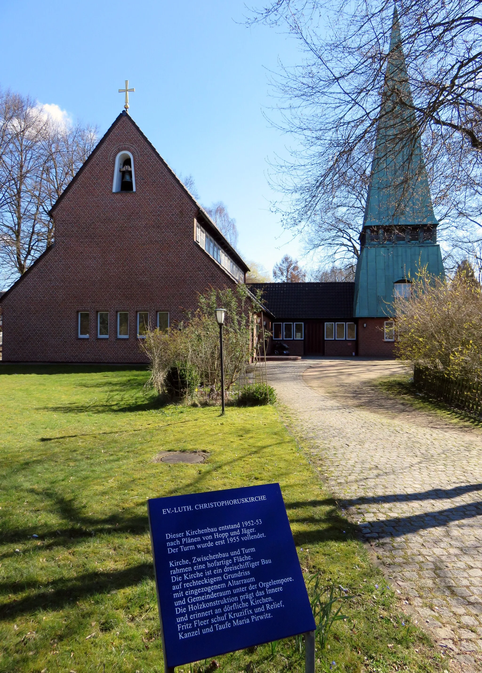 Photo showing: Christophorus-Kirche Poppenbüttler Stieg 25  in Hamburg-Hummelsbüttel
This is a photograph of an architectural monument. It is on the list of cultural monuments of Hamburg, no. 26912.