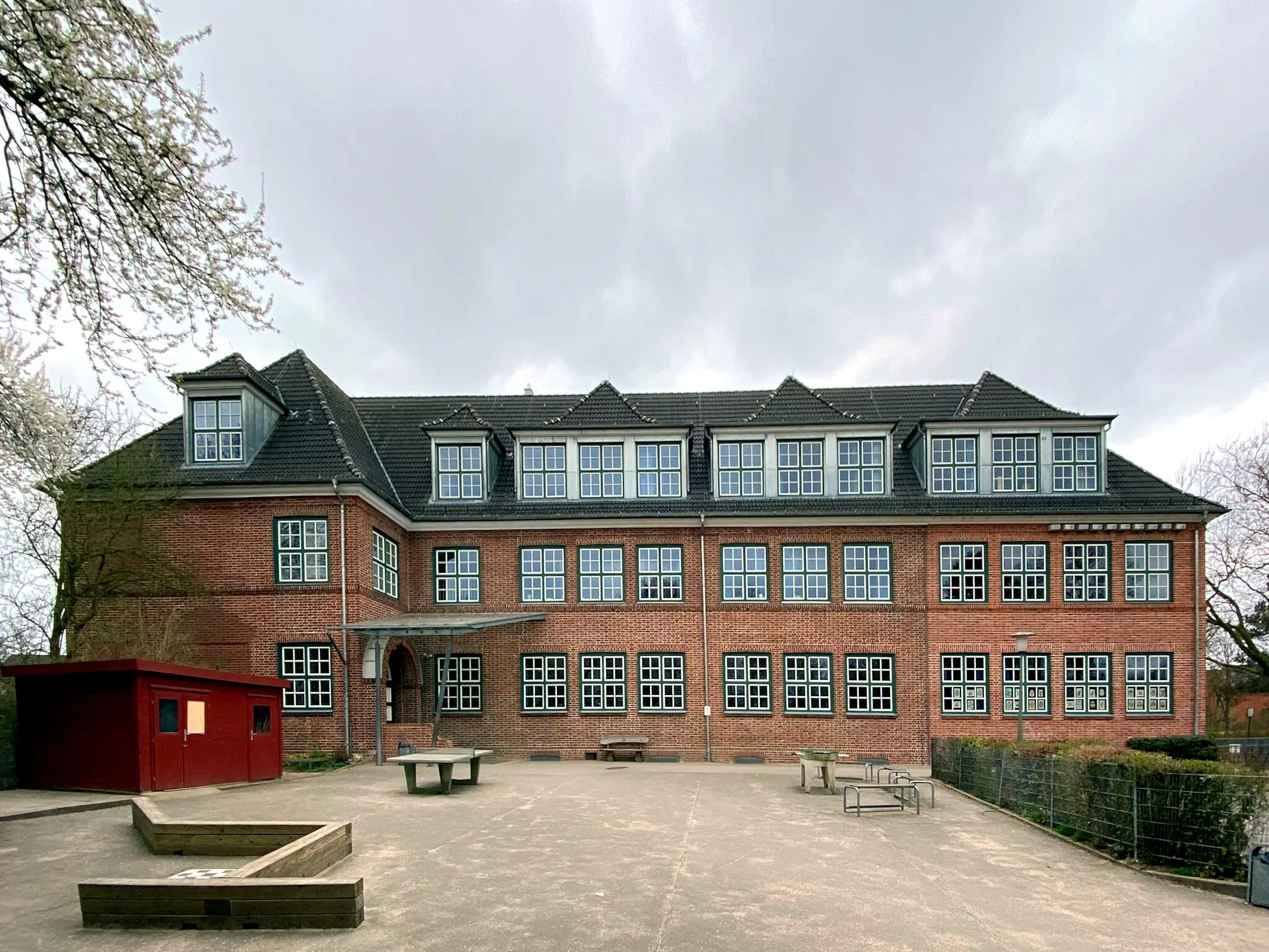 Photo showing: Schule Kirchwerder, Kirchwerder Hausdeich 341, Hamburg-Kirchwerder, Ostseite des Schulaltbaus mit Schulhof im Vordergrund.