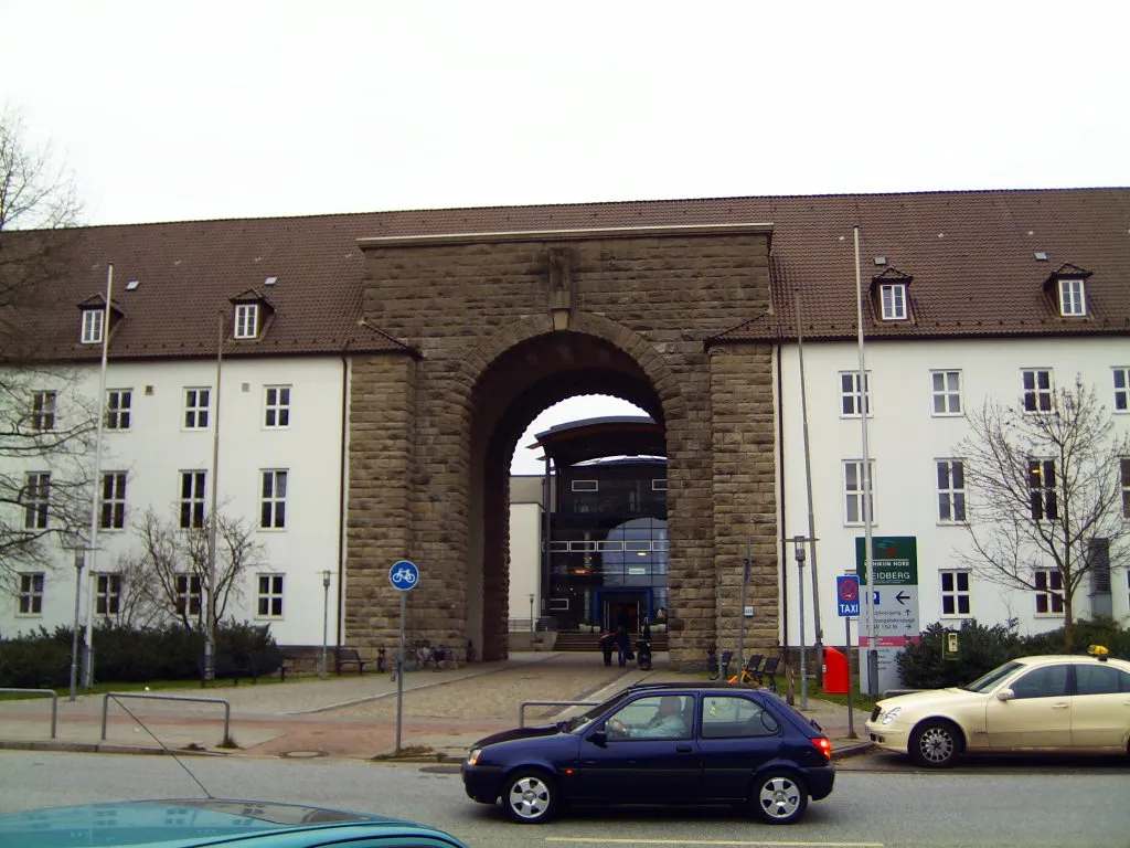 Photo showing: Haupteingang des Heidberg-Krankenhauses (ehemalige SS-Kaserne)/Main-entrance of the Heidberg-Krankenhaus (former barracks of the SS)