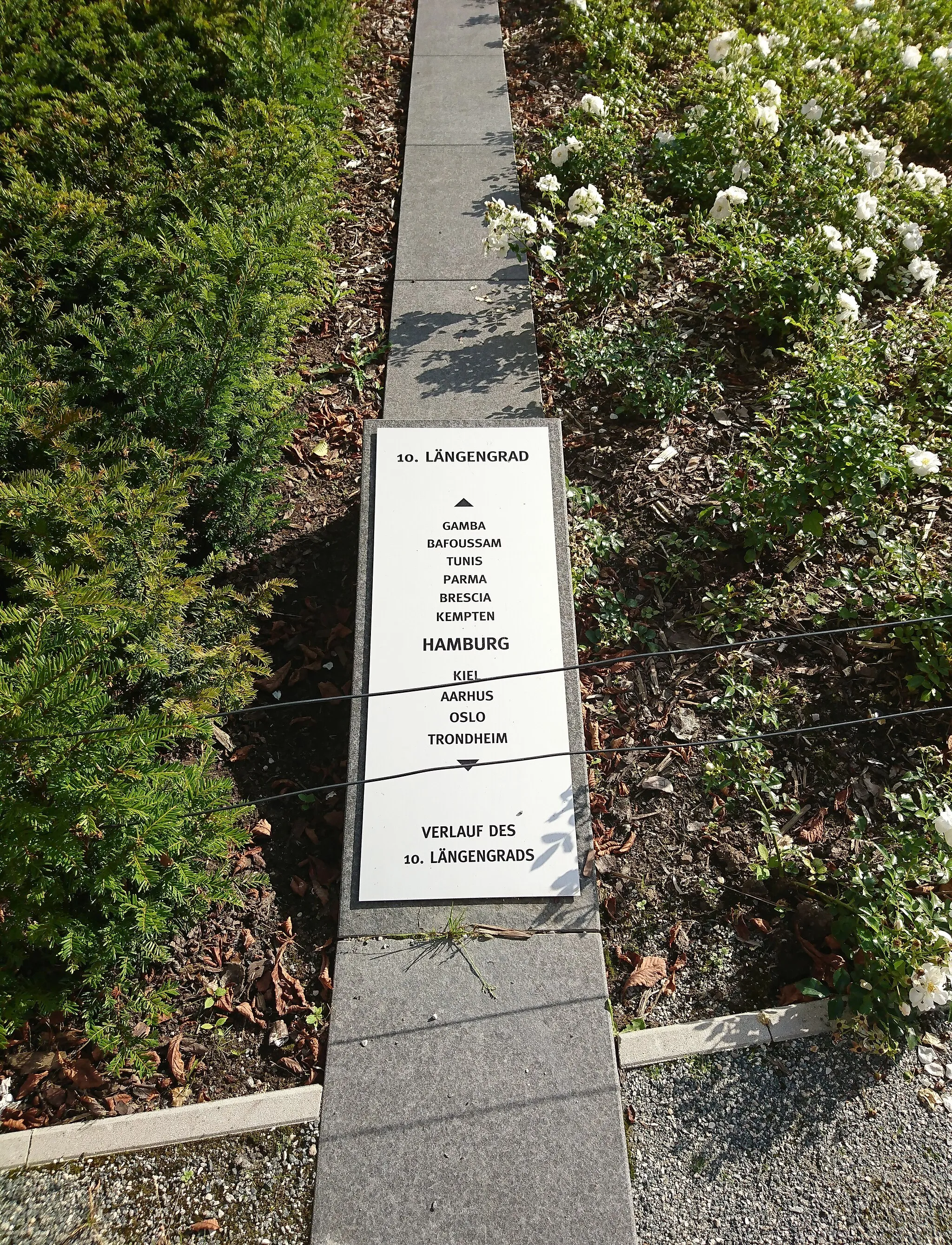 Photo showing: Markierung des 10. Längengrades (Meridian) östlicher Länge (10° Ost) auf dem Käkenhof aus dem Jahre 2015, Hamburg-Langenhorn. Nördliche Tafel 1, Blickrichtung Süden