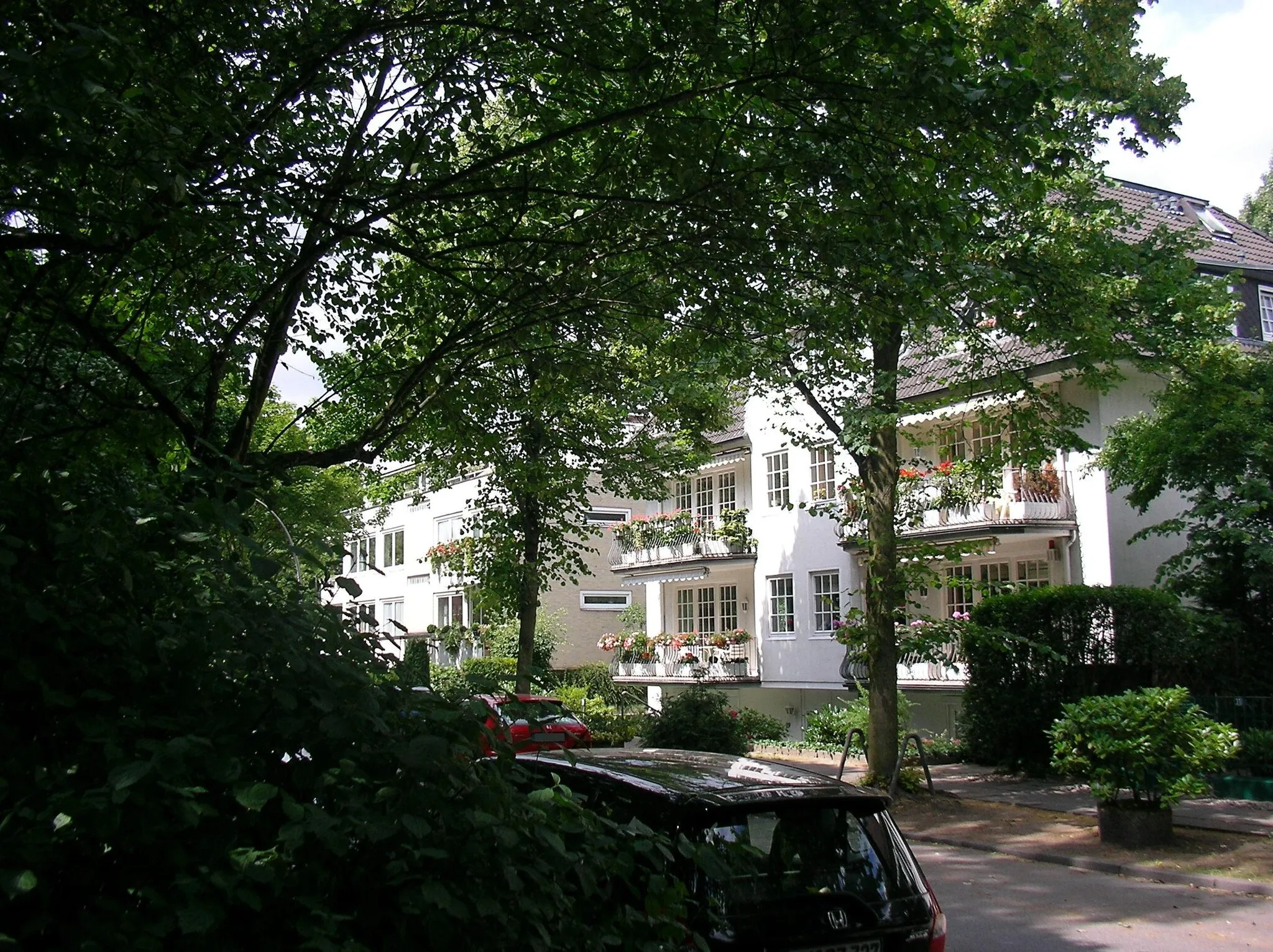 Photo showing: Hamburger Stadtteil Marienthal: Ruhiges und grünes Wohnen am Husarendenkmal