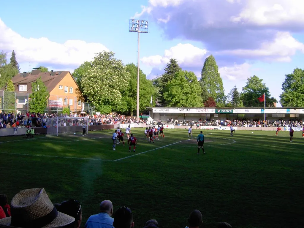 Photo showing: Eastern bridge of the Stadium Marienthal in Hamburg-Wandsbek, homeground of the S.C. Concordia von 1907. Picture taken by Mghamburg on 14th May 2006 during the regional cup game between S.C. Concordia (red shirts) and FC St. Pauli (white shirts)