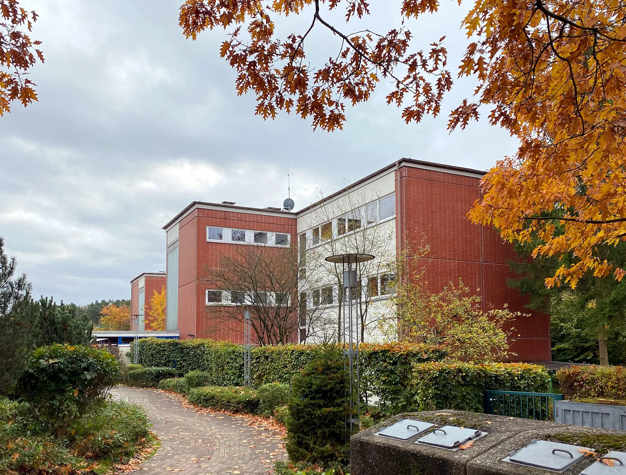 Photo showing: Schule Schnuckendrift, Schnuckendrift 21, Hamburg-Neugraben-Fischbek. Klassenhäuser vom Schuster-Typ (Haus 7, dahinter Haus 2)