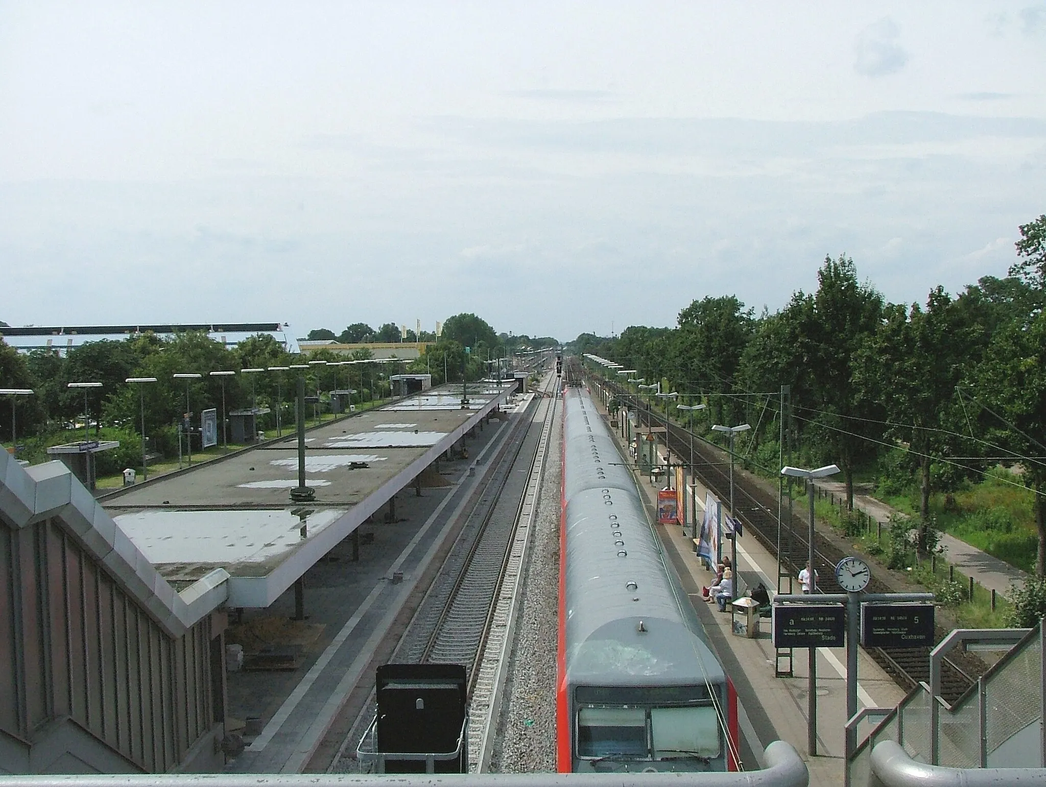 Photo showing: Der S- und Regionalbahnhof Hamburg-Neugraben. Blick nach Westen, Fahrtrichtung Stade.