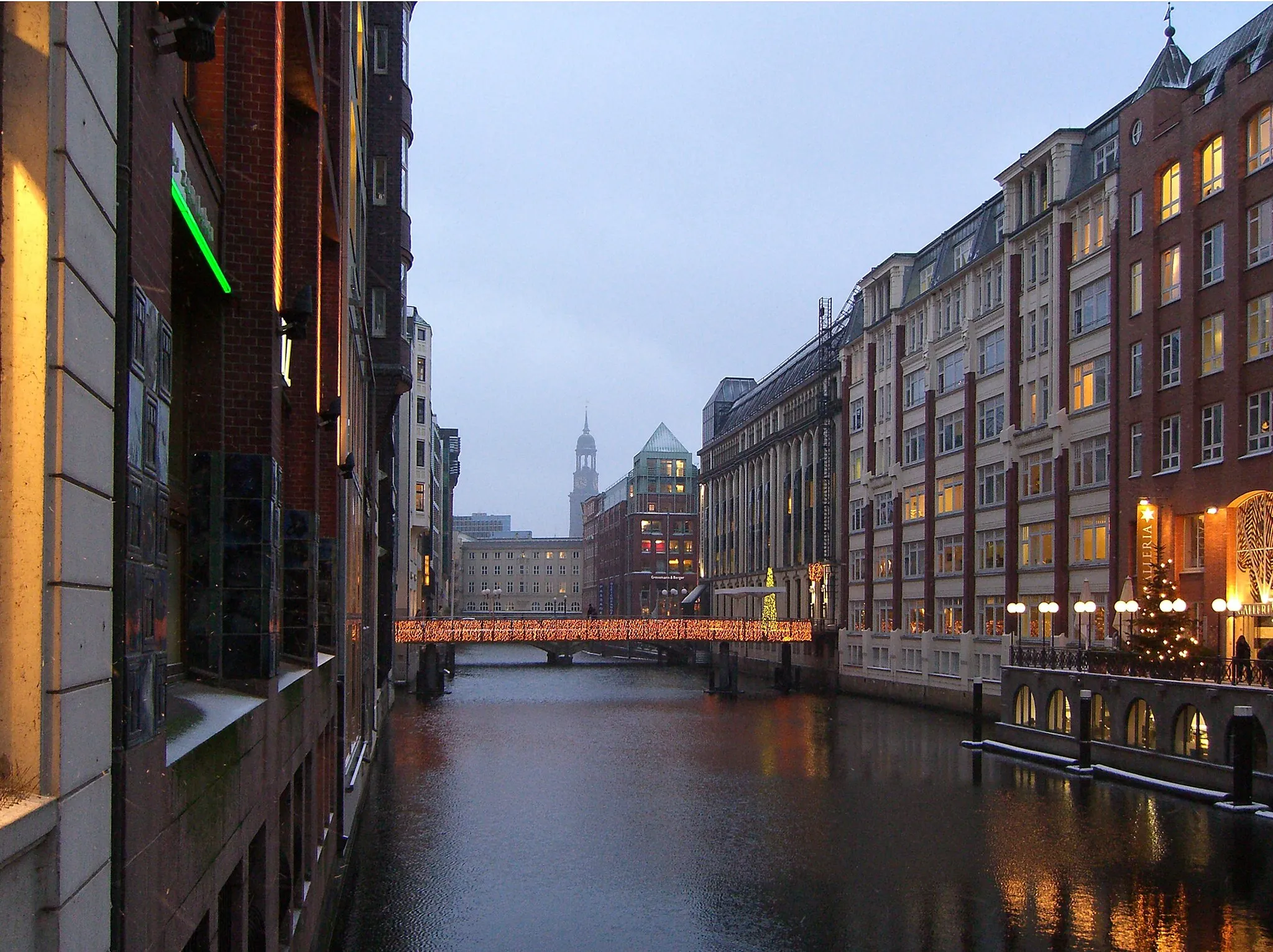 Photo showing: Dike "Bleichenfleet" in Hamburg. In the background the top of St. Michaelis.